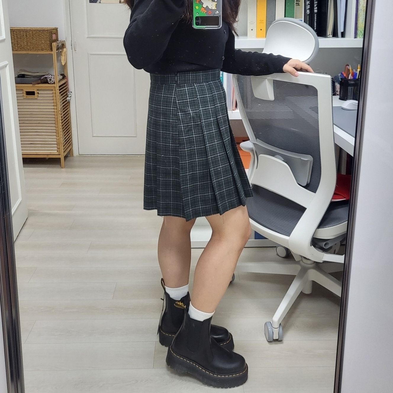 Dr. Martens Women 2976 Smooth Leather Platform Chelsea Boots Black 착용 스타일