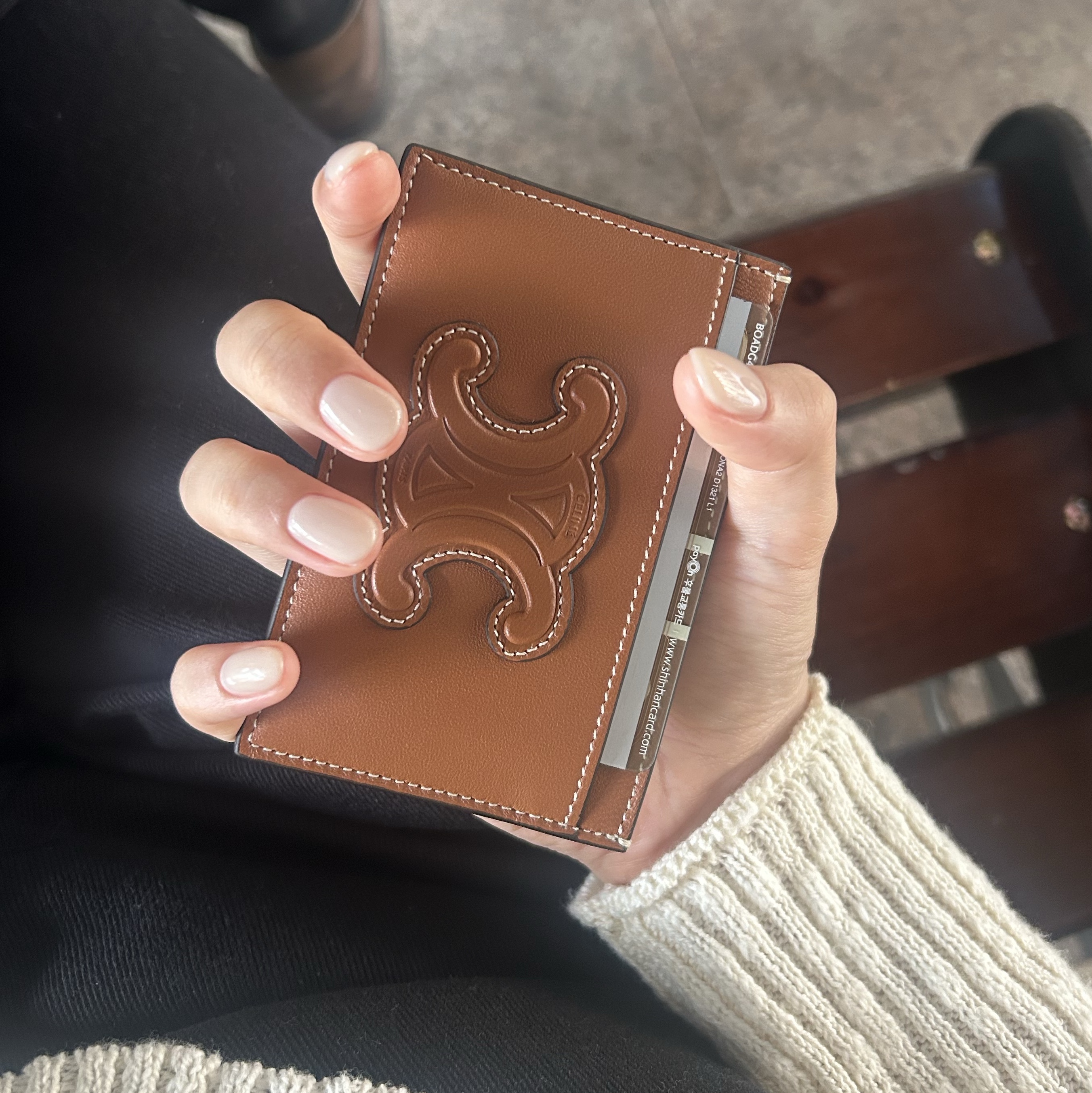 Celine Card Holder Cuir Triomphe in Smooth Lambskin Tan 착용 스타일
