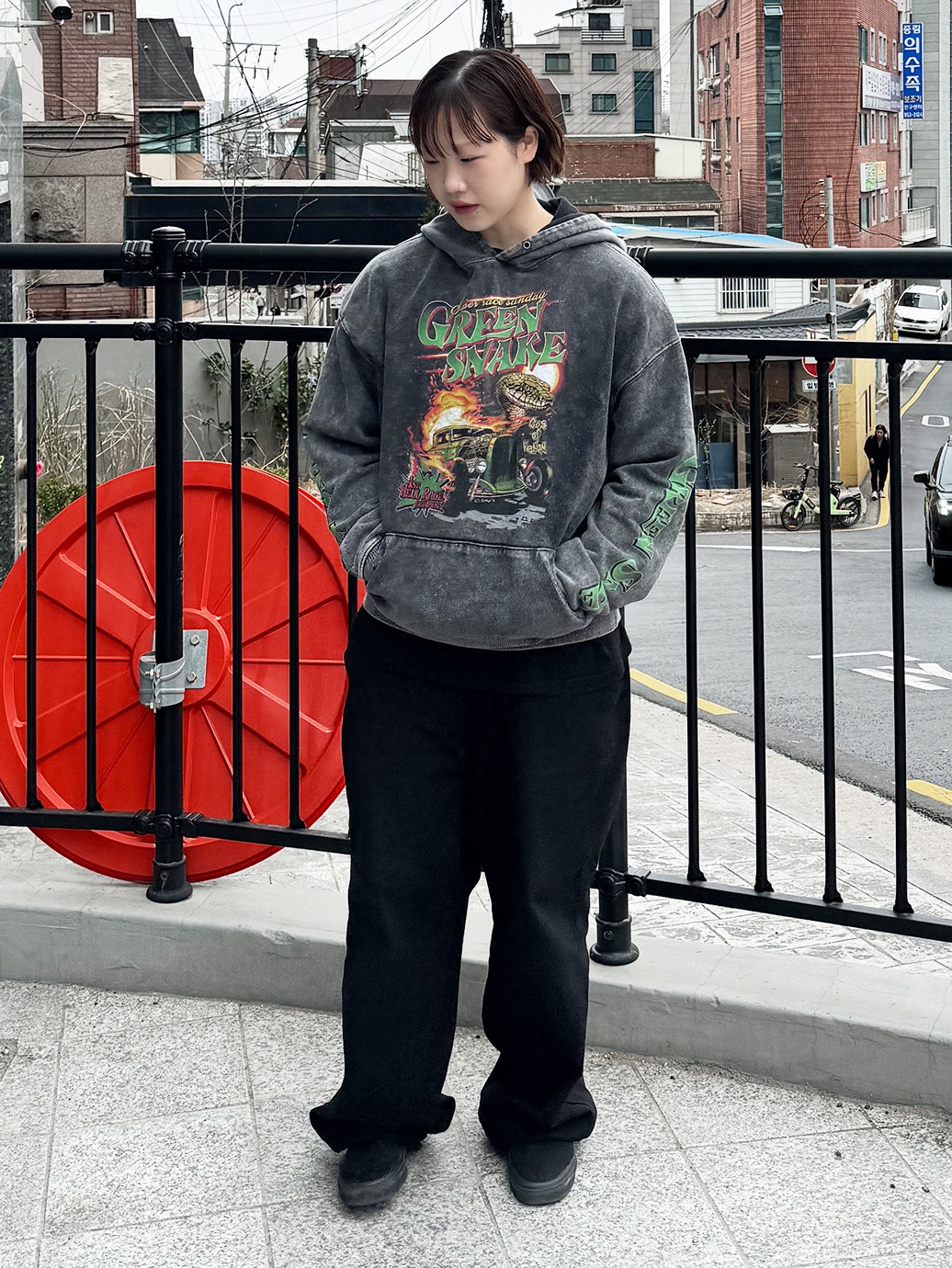 QT8 GARMENTS TL Green Snake SP Washed Hoodie Charcoal 착용 스타일