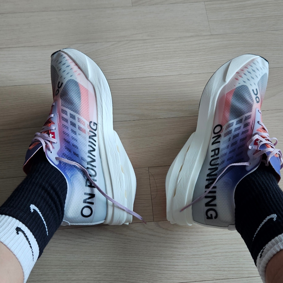 On Running Cloudboom Strike White Flame, Nike ZoomX Vaporfly Next% 3 Sail Cobalt Bliss Total Orange 착용 스타일 - 2