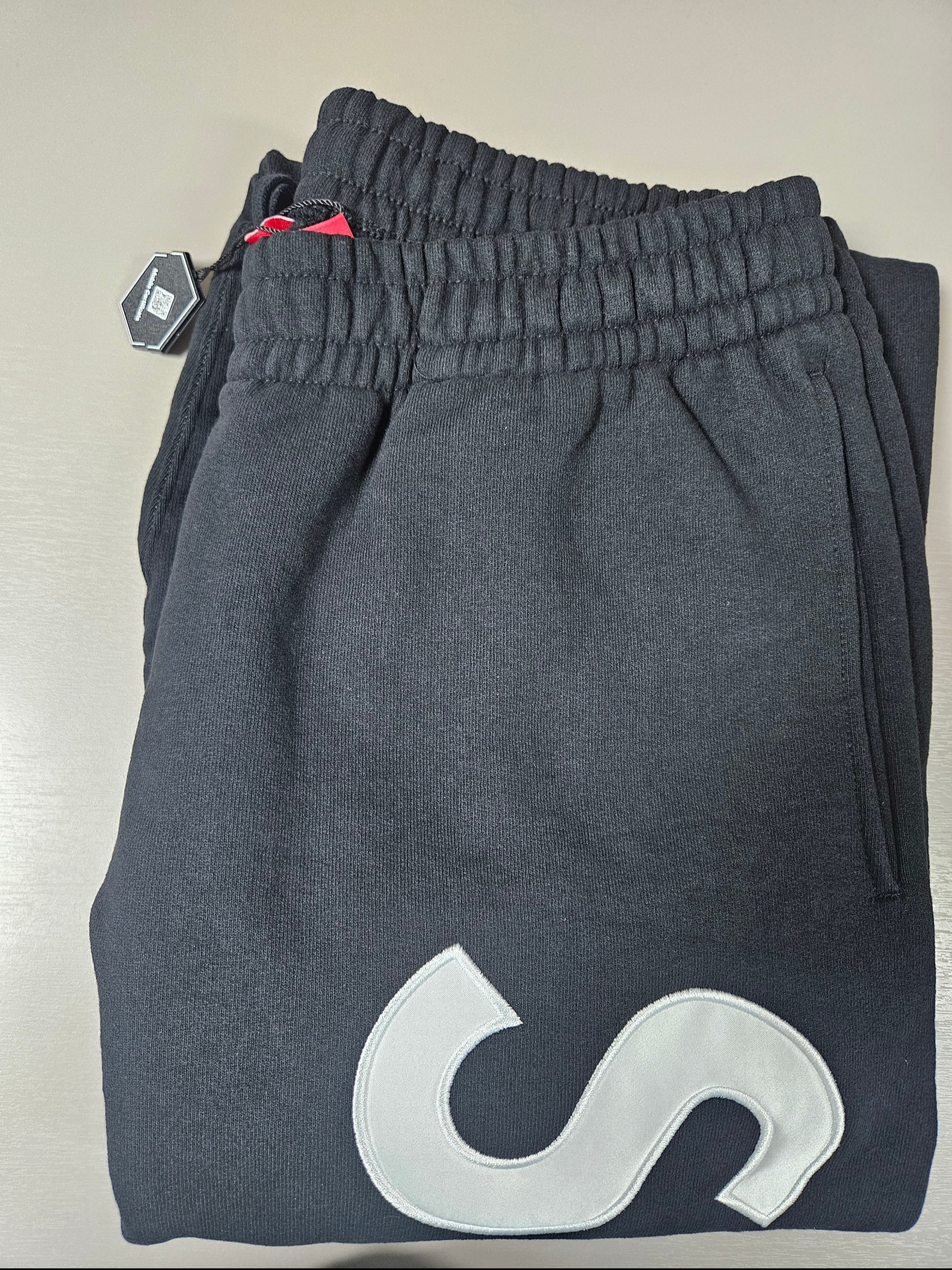 Supreme Satin Applique Sweatpants Black - 24FW 착용 스타일 - 3