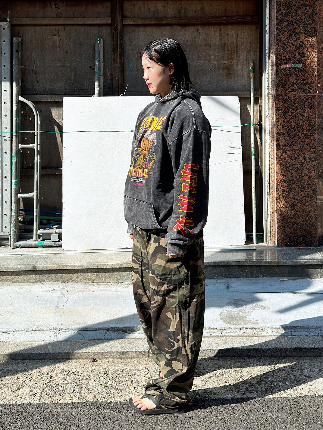 QT8 GARMENTS TL The Zombie SP Washed Hoodie Charcoal, QT8 GARMENTS BN Camo Carpenter Pant Khaki 착용 스타일