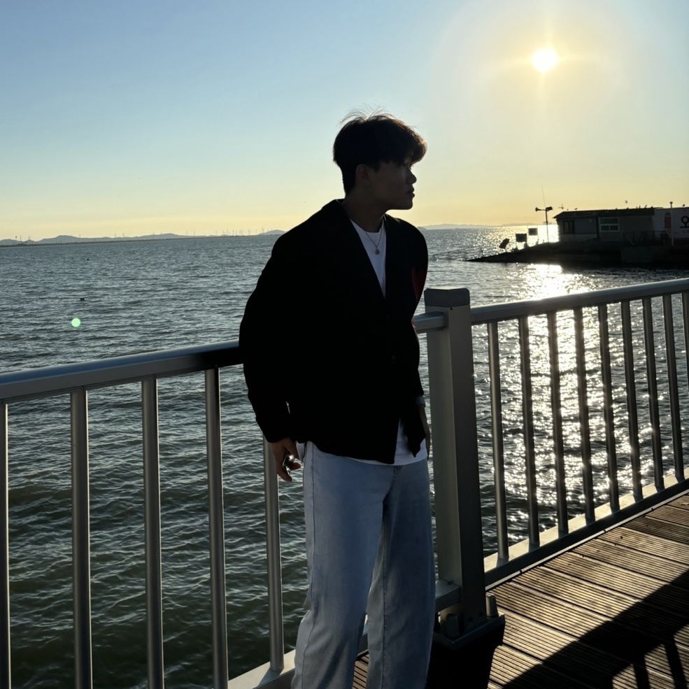 Stussy Basic Stussy T-Shirt White 2024, 2025, AMI de Coeur Cardigan Black 착용 스타일 - 2
