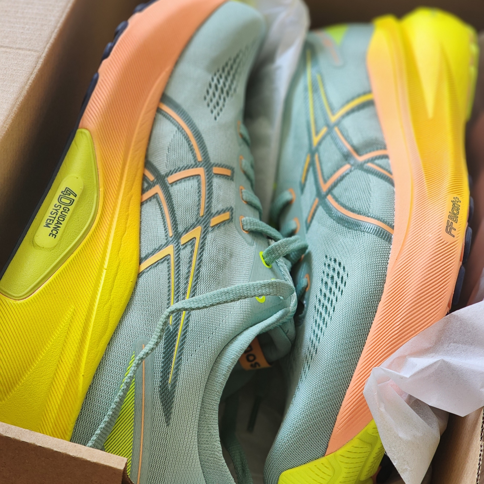 Asics Gel-Kayano 31 Paris Light Celadon Safety Yellow 착용 스타일