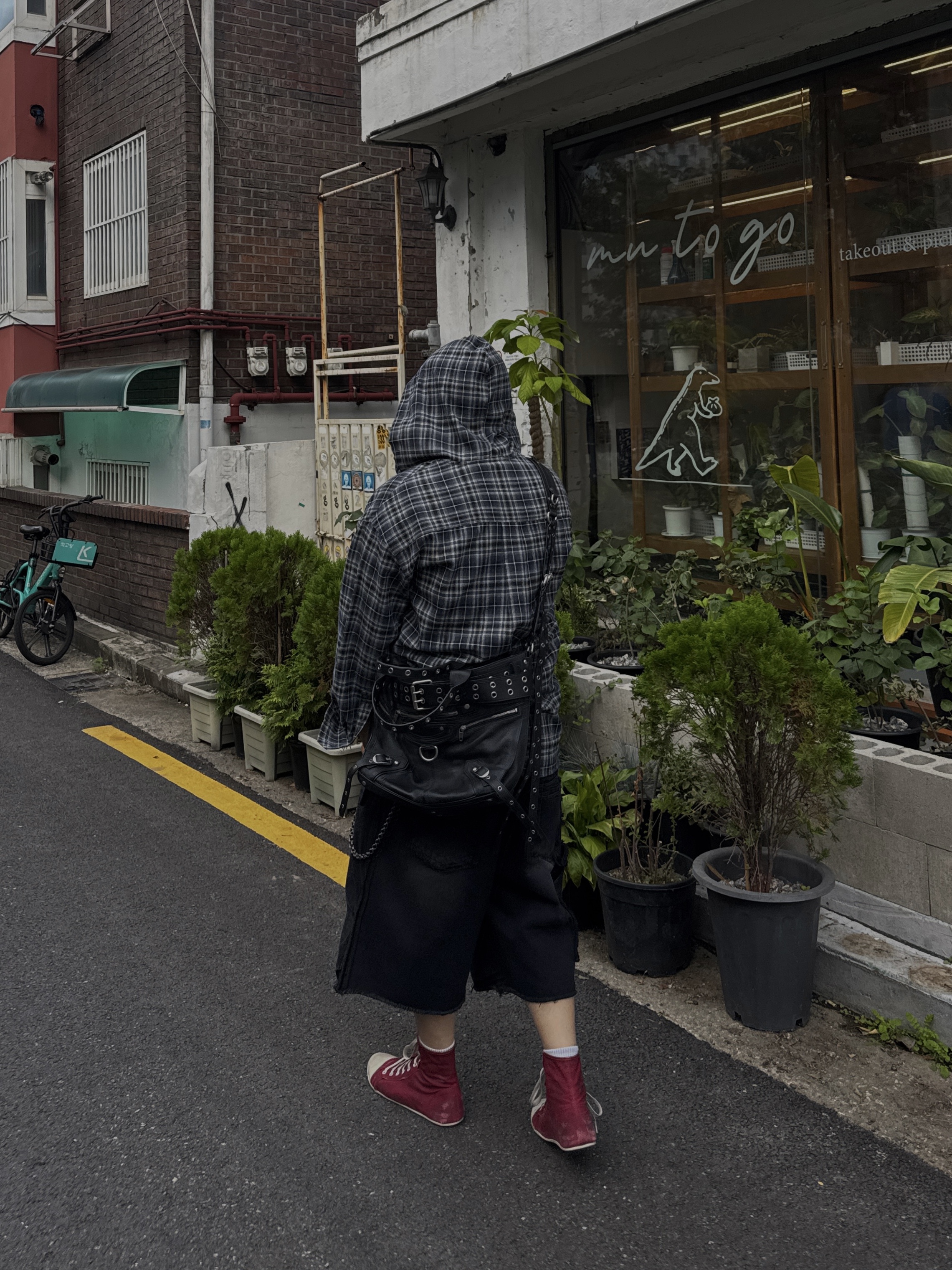 Balenciaga Paris Ultra Flat High Top Sneakers Red 착용 스타일