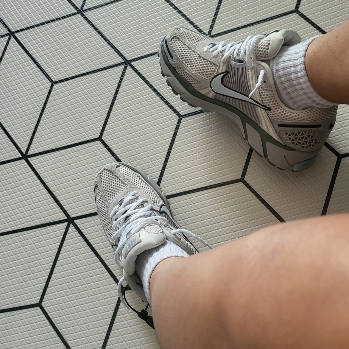 Nike Zoom Vomero 5 SE Light Orewood Brown 착용 스타일