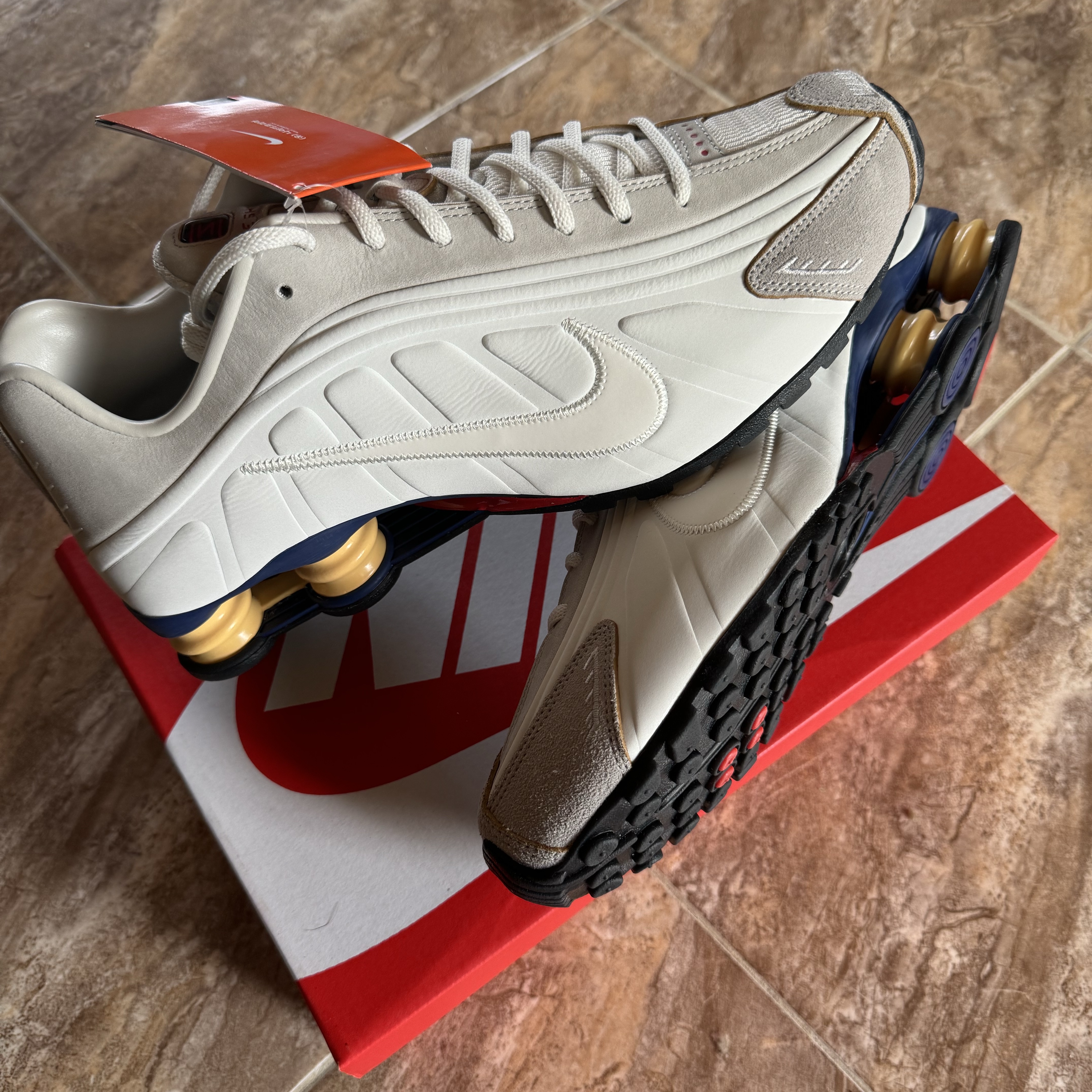 Nike Shox R4 PRM Light Iron Ore and Phantom 착용 스타일 - 2
