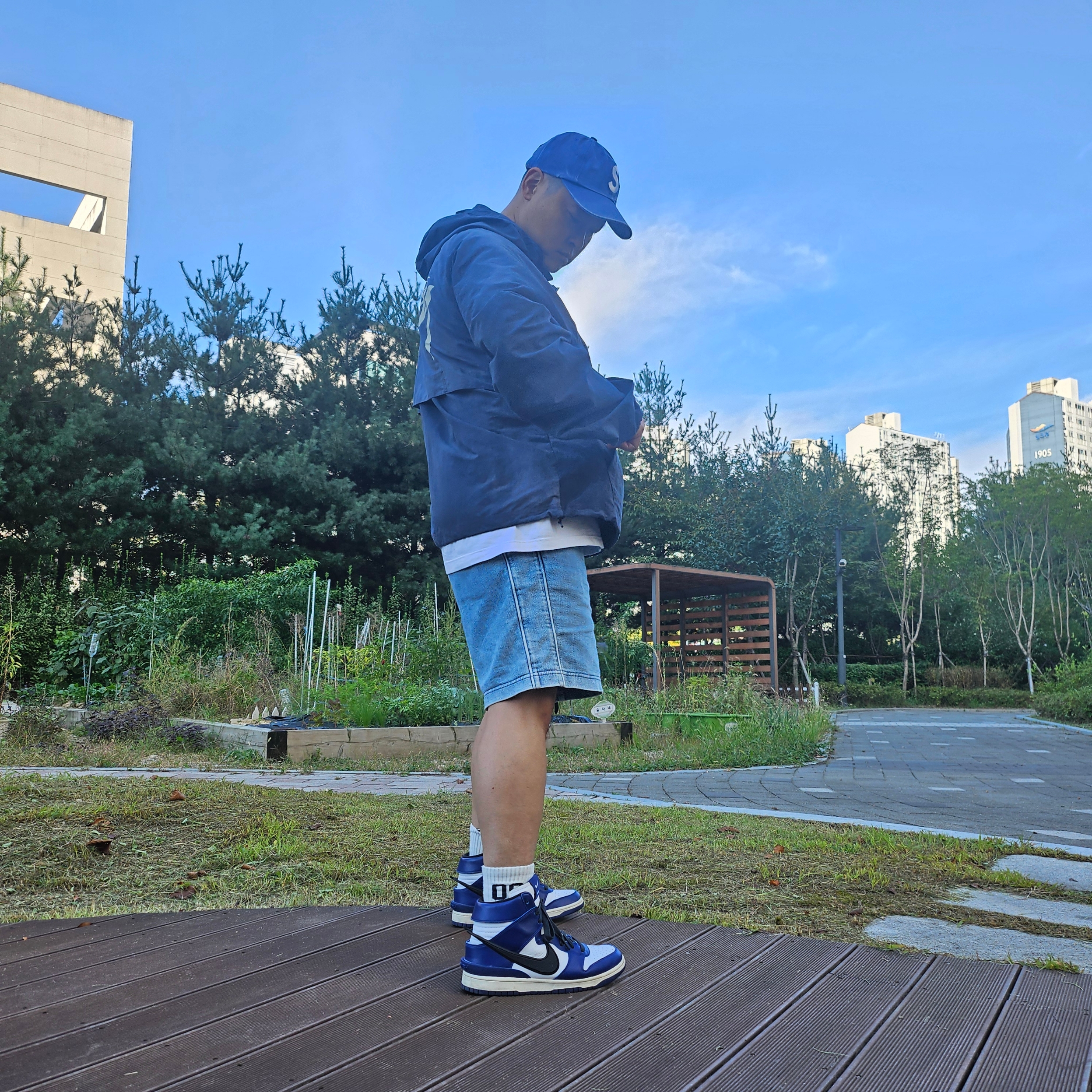 Stussy Wave Dye Beach Shell Jacket Navy, Nike x Ambush Dunk High Deep Royal Blue 착용 스타일 - 3