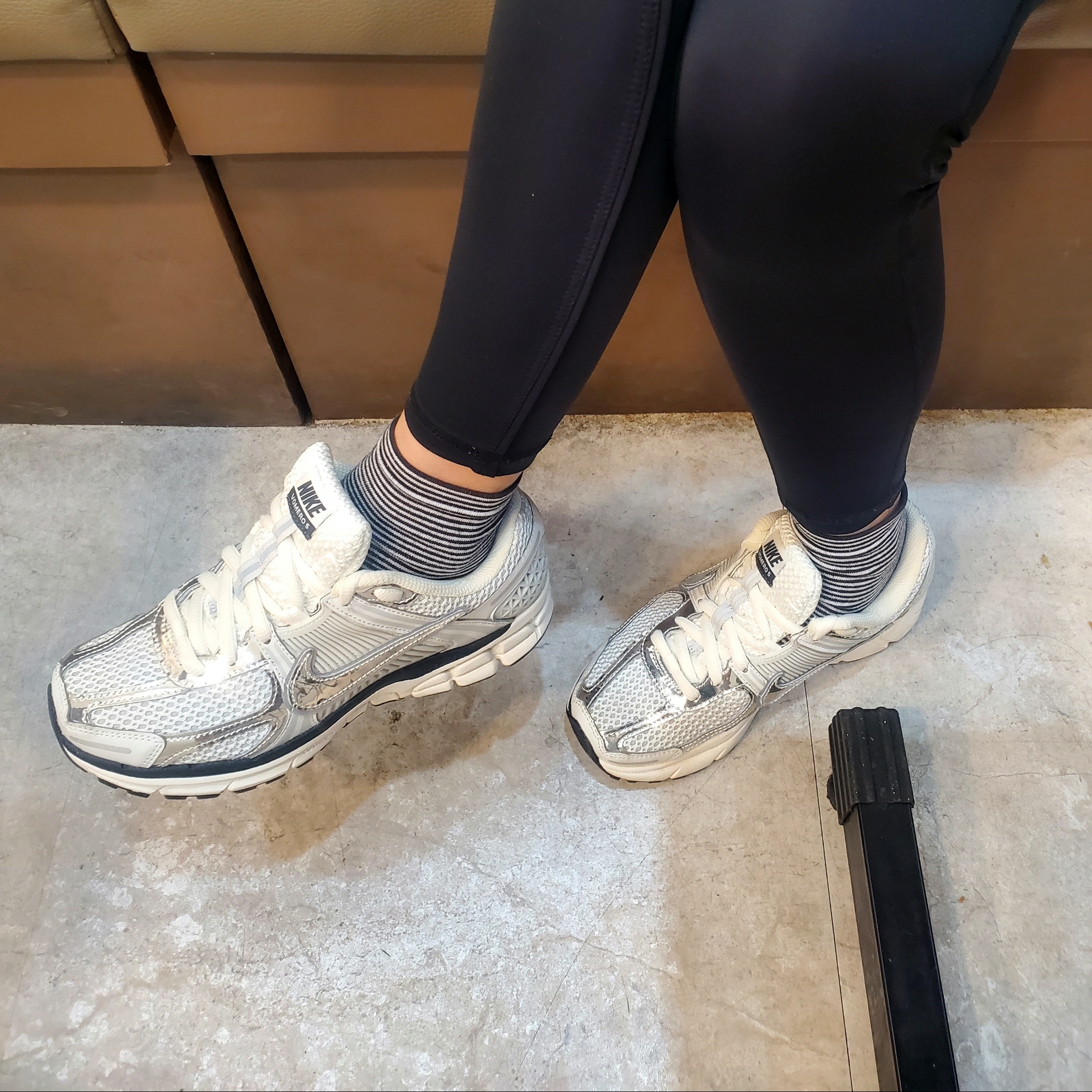 (W) Nike Zoom Vomero 5 Photon Dust and Metallic Silver 착용 스타일