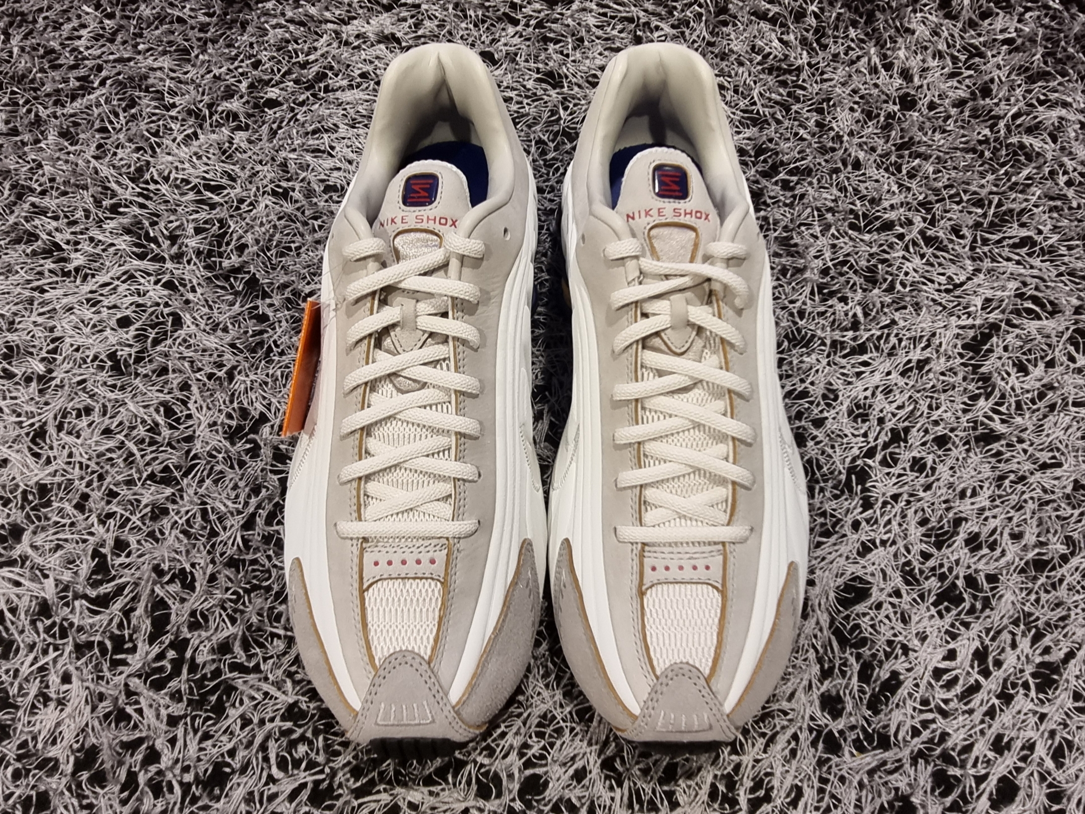Nike Shox R4 PRM Light Iron Ore and Phantom 착용 스타일 - 4