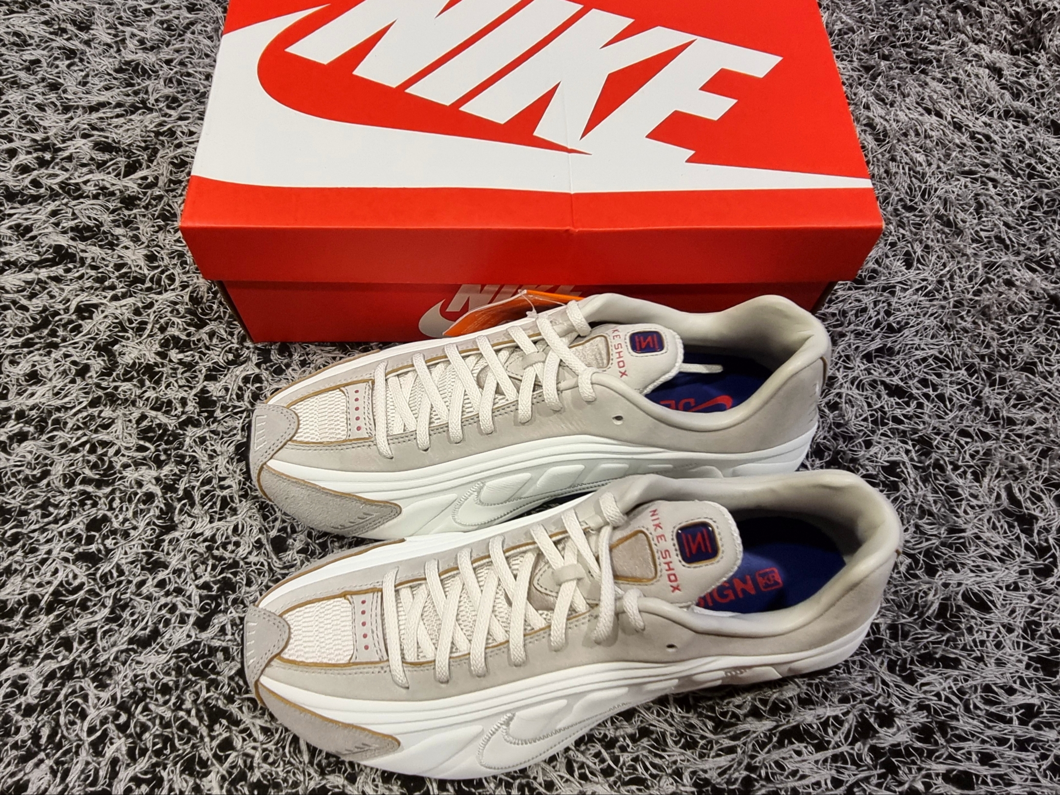 Nike Shox R4 PRM Light Iron Ore and Phantom 착용 스타일 - 7