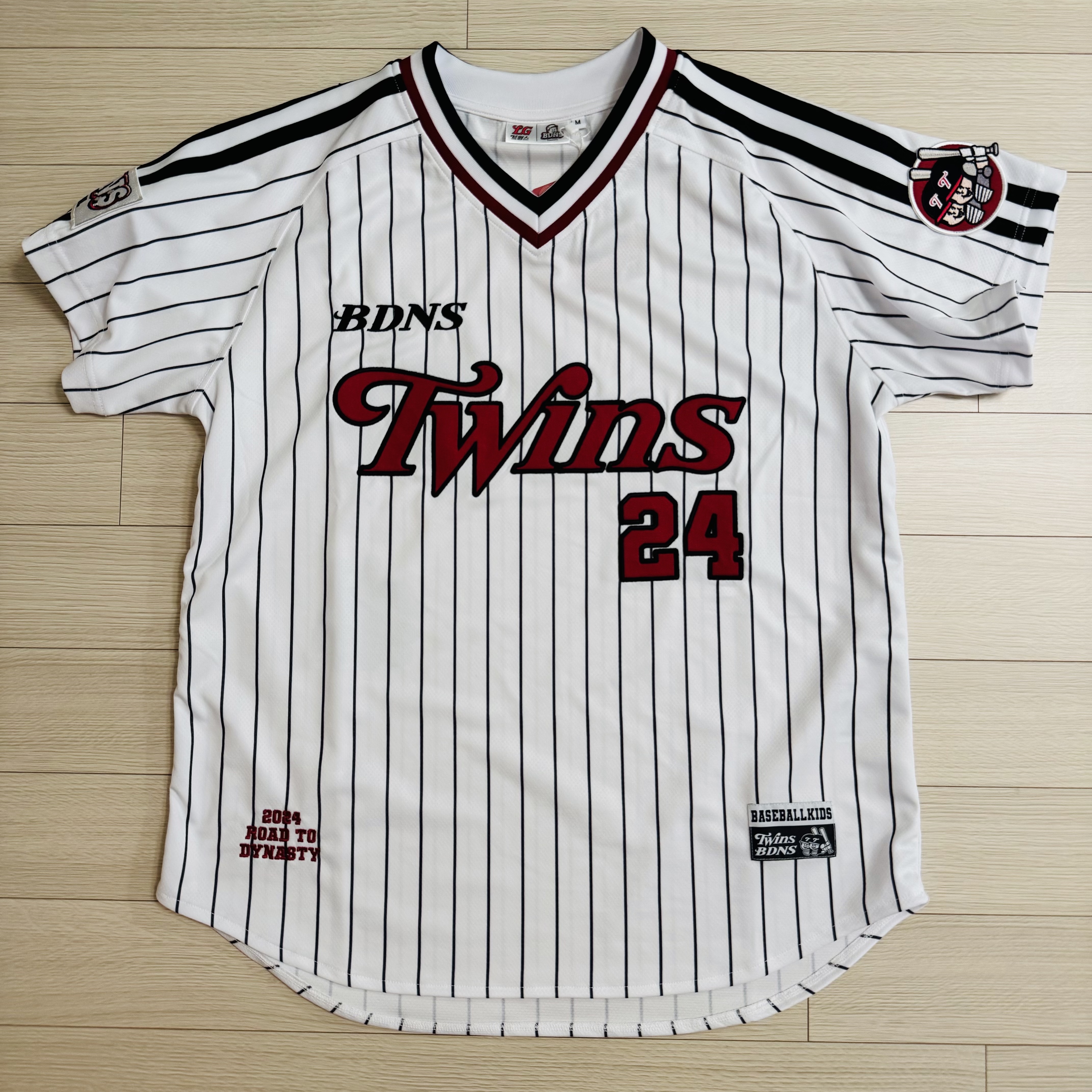 BDNS x LG TWINS Classic Logo Stripe Baseball Jersey White (Non Marking Ver.) 착용 스타일