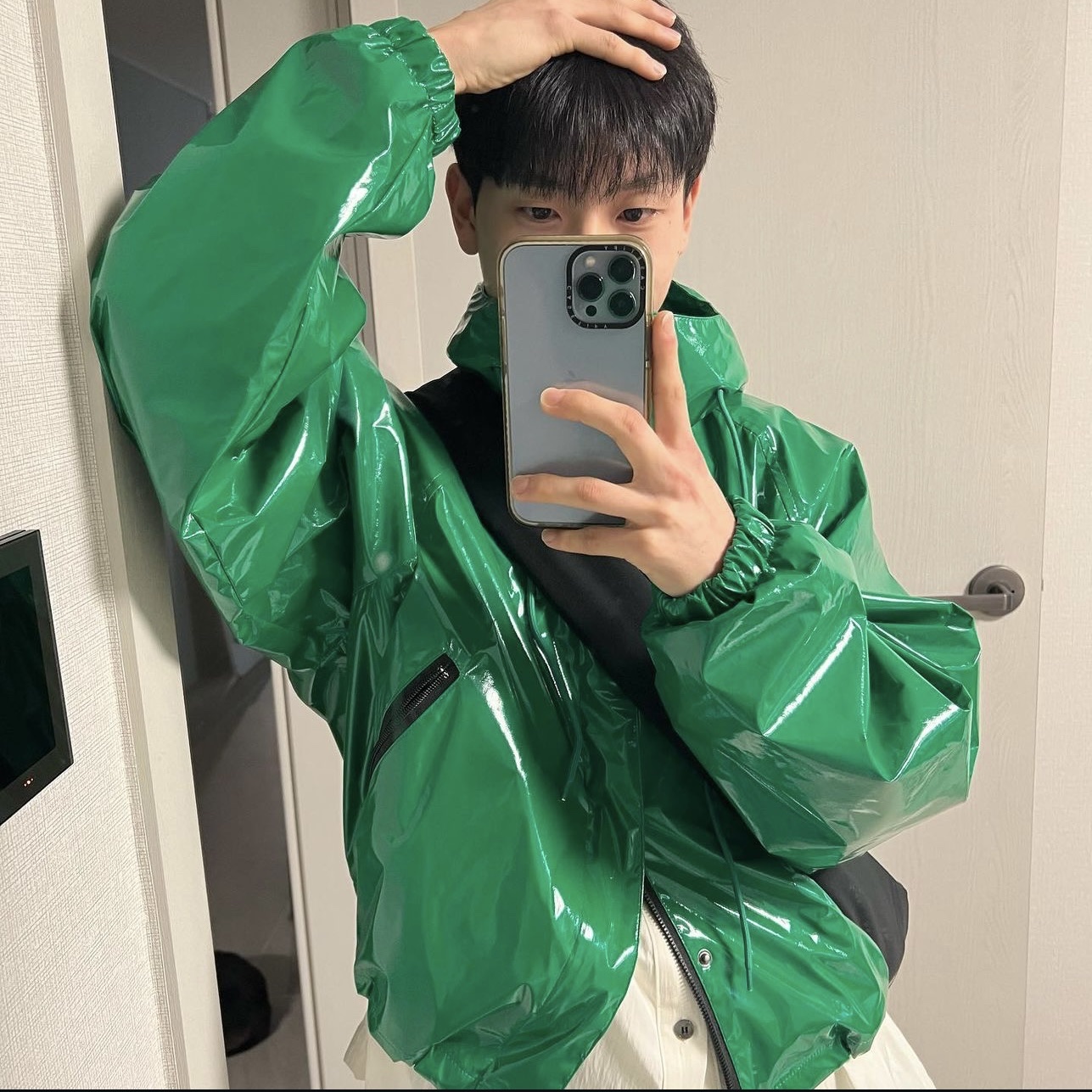 Yeezy Gap Engineered By Balenciaga Snake Bag Black 착용 스타일 - 1