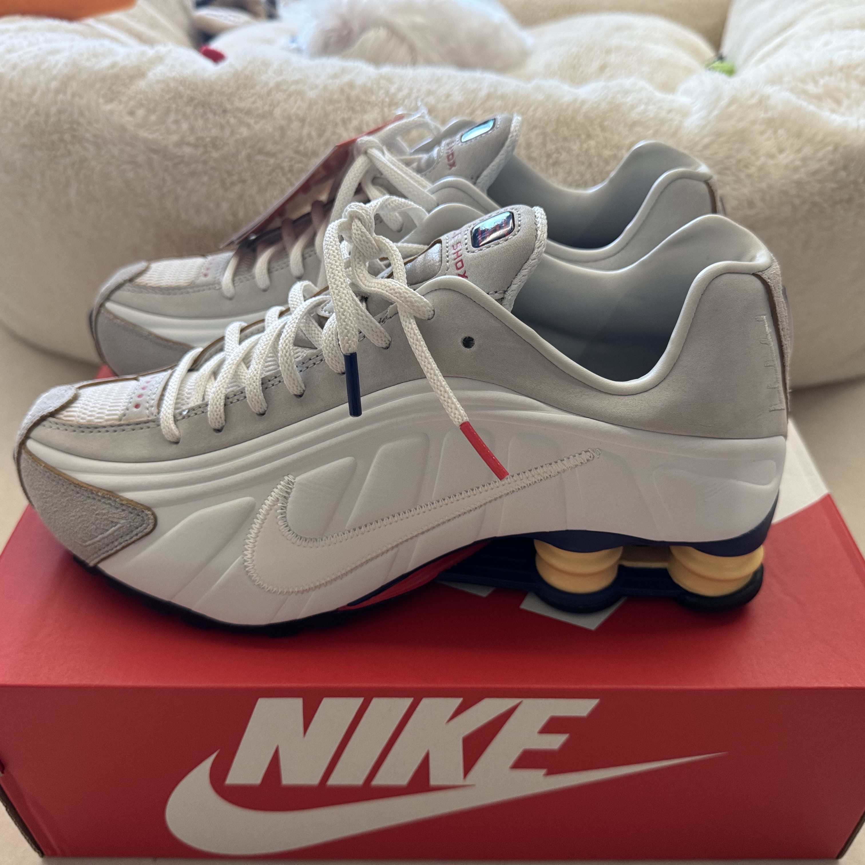 Nike Shox R4 PRM Light Iron Ore and Phantom 착용 스타일 - 1