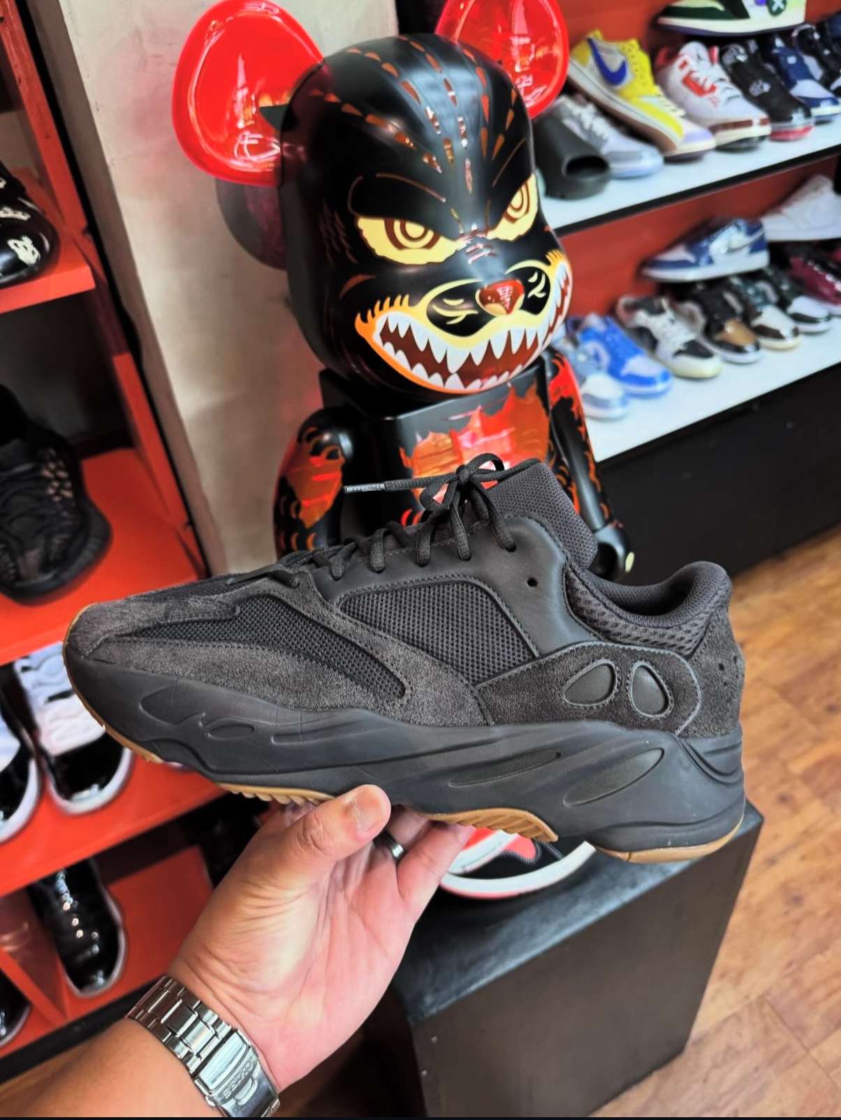 Adidas Yeezy Boost 700 Utility Black 2023 착용 스타일 - 3