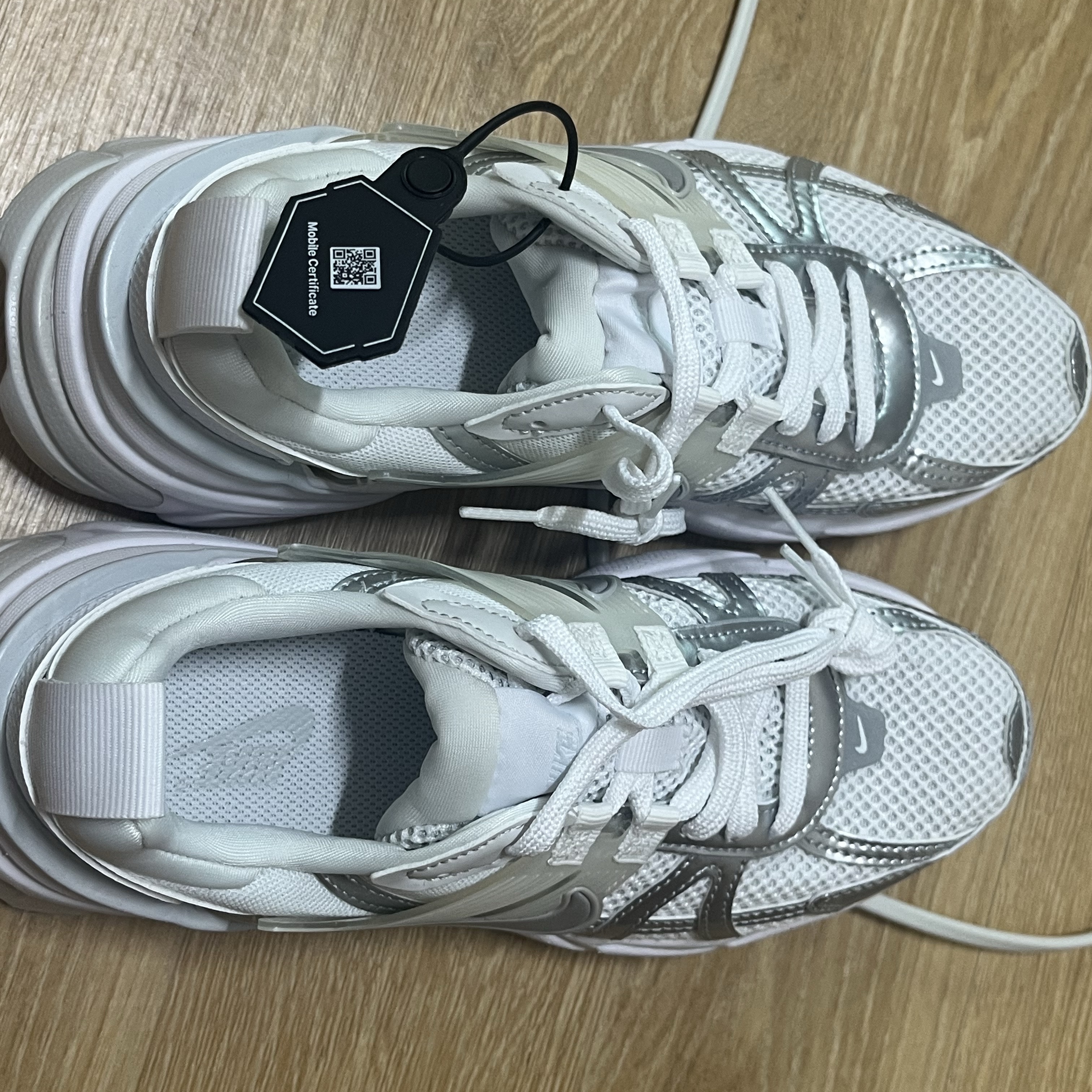 Nike V2K Run Metallic Silver White 착용 스타일