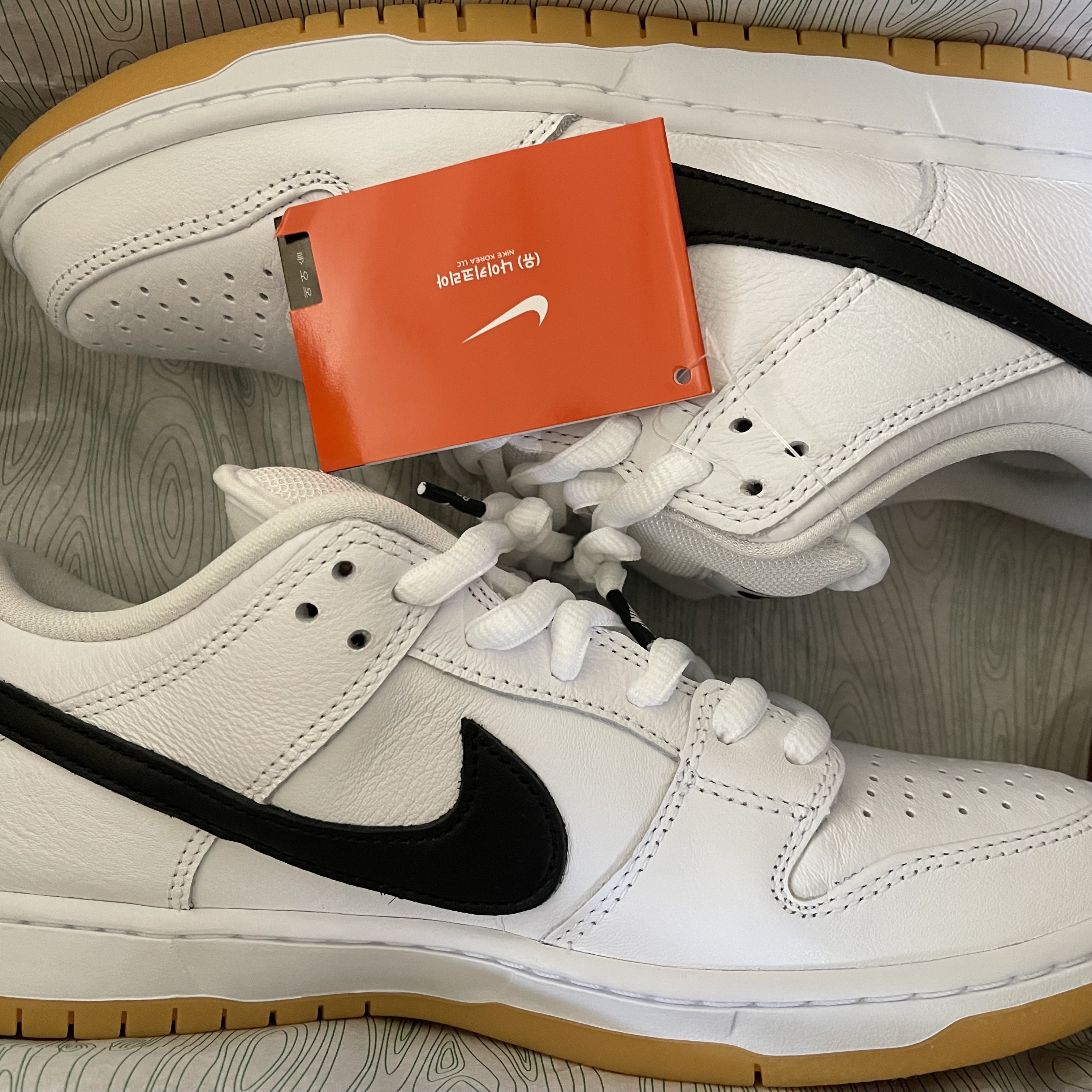 Nike SB Dunk Low Pro Black White, Nike SB Dunk Low Pro White and Gum Light Brown 착용 스타일 - 2
