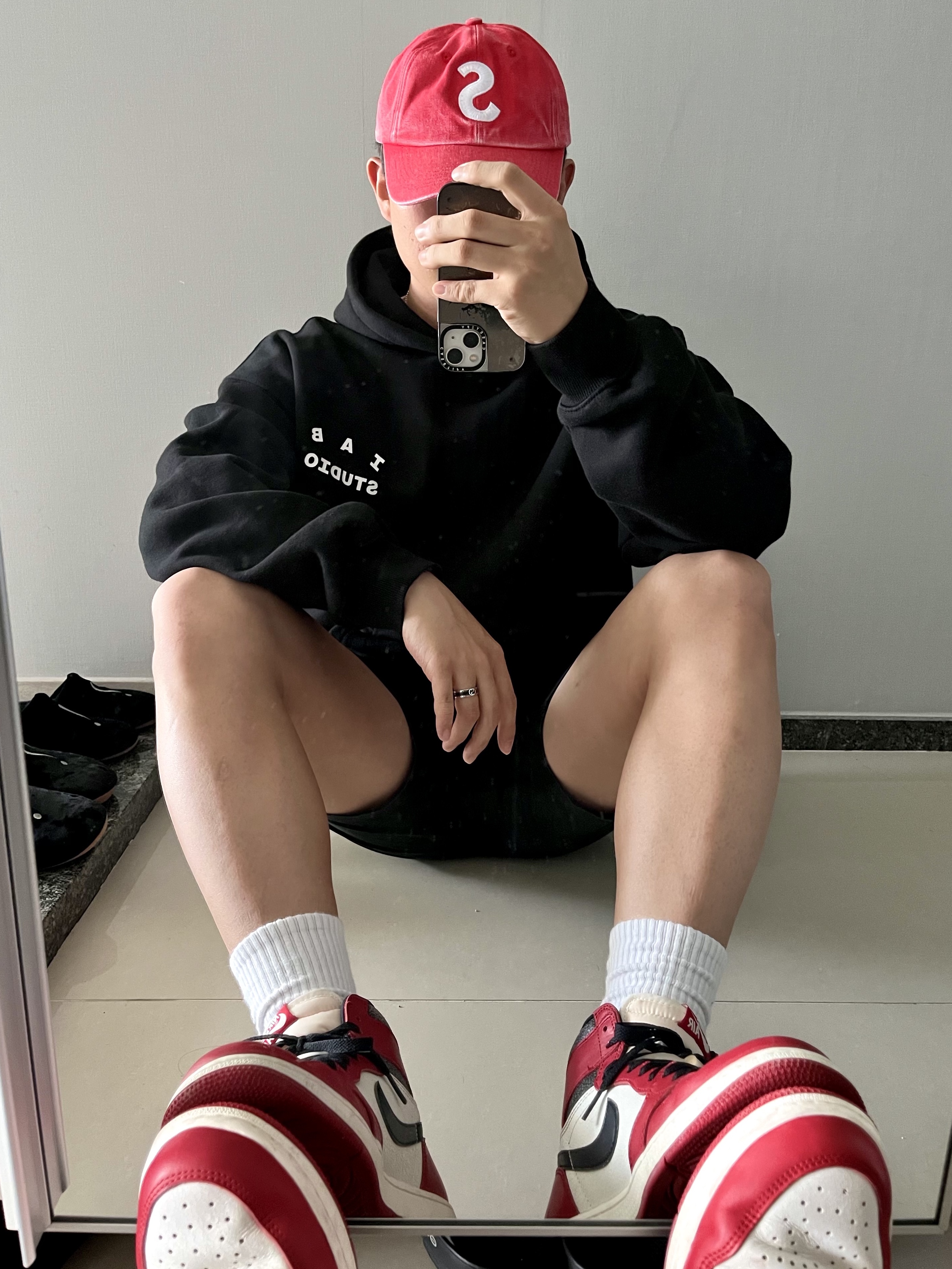 Jordan 1 Retro High OG Chicago 2022, IAB Studio Hoodie Black 착용 스타일