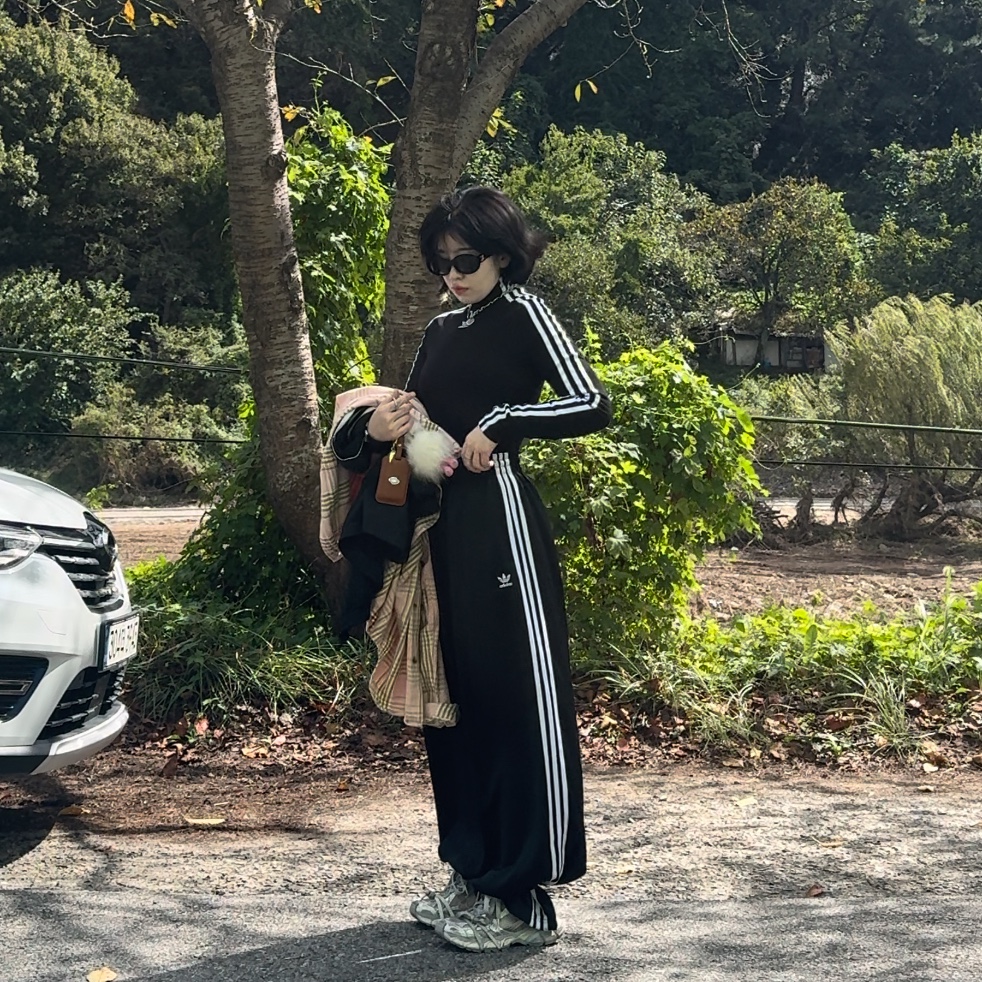 (W) Balenciaga 3XL Sneakers Light Beige, (W) Adidas Adilenium Tight Long Sleeve T-Shirt Black - US Sizing 착용 스타일