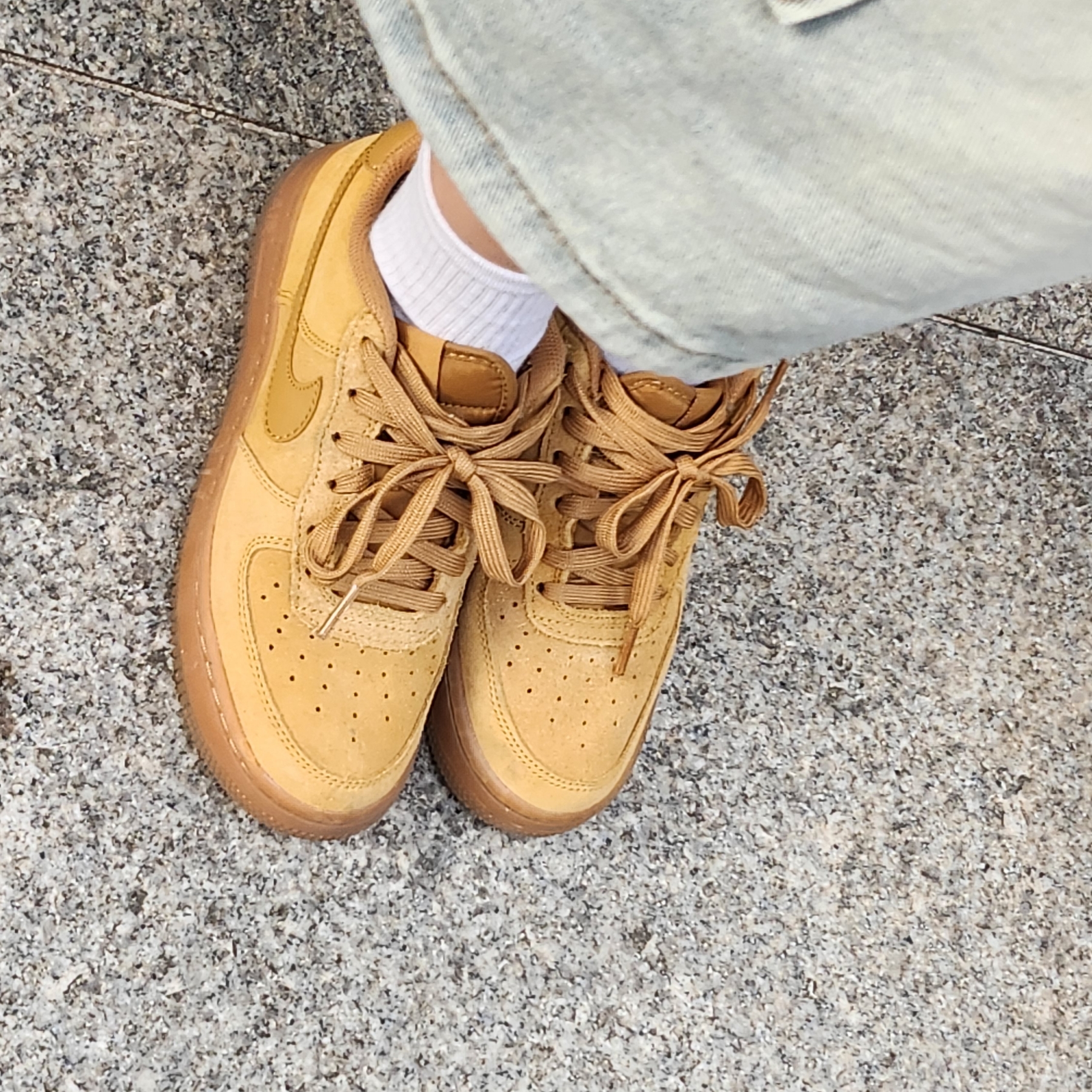(GS) Nike Air Force 1 LV8 3 Wheat 착용 스타일 - 3