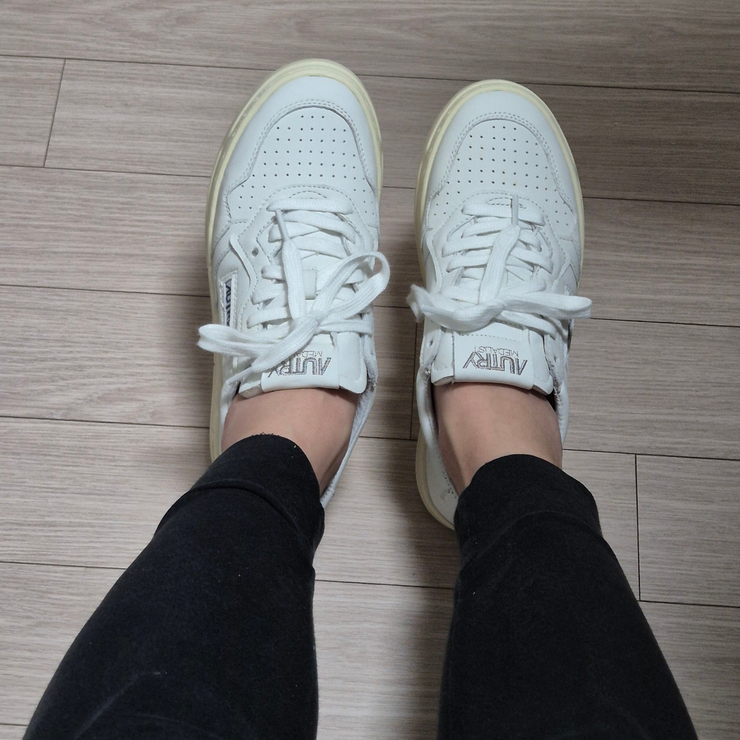 (W) Autry Medalist Low Goatskin Sneakers White 착용 스타일 - 2