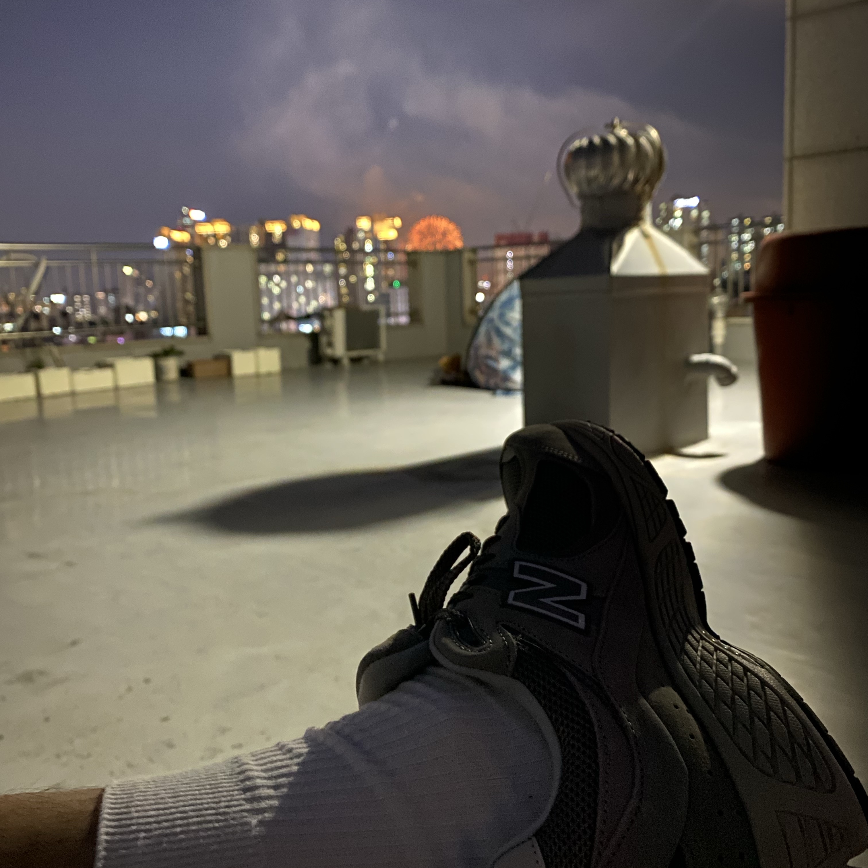 New Balance 2002R Grey 착용 스타일 - 1
