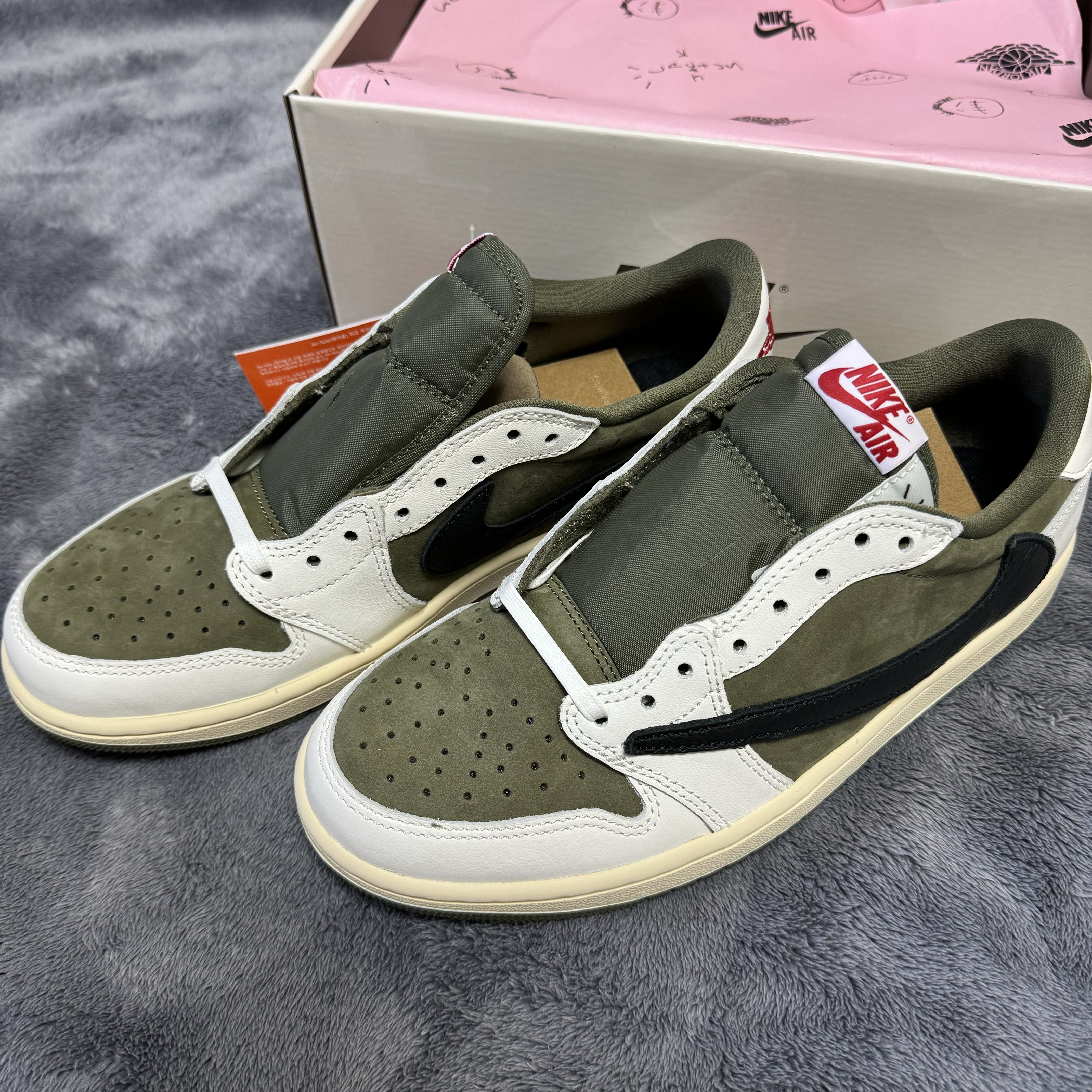 Jordan 1 x Travis Scott Retro Low OG SP Reverse Olive 착용 스타일 - 2