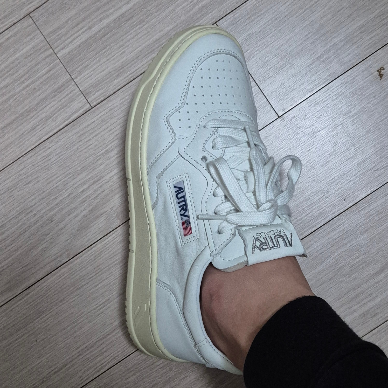 (W) Autry Medalist Low Goatskin Sneakers White 착용 스타일 - 1