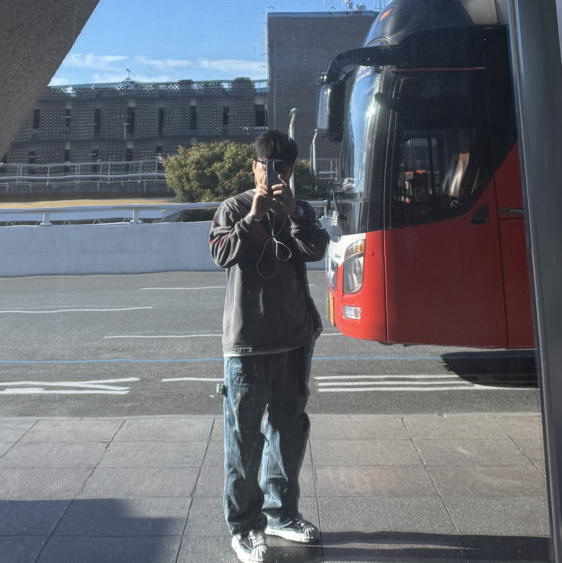 Saint Mxxxxxx Painter Denim Pants Blue - 24SS, Saint Mxxxxxx Foot Print LS T-Shirt Black - 23AW 착용 스타일