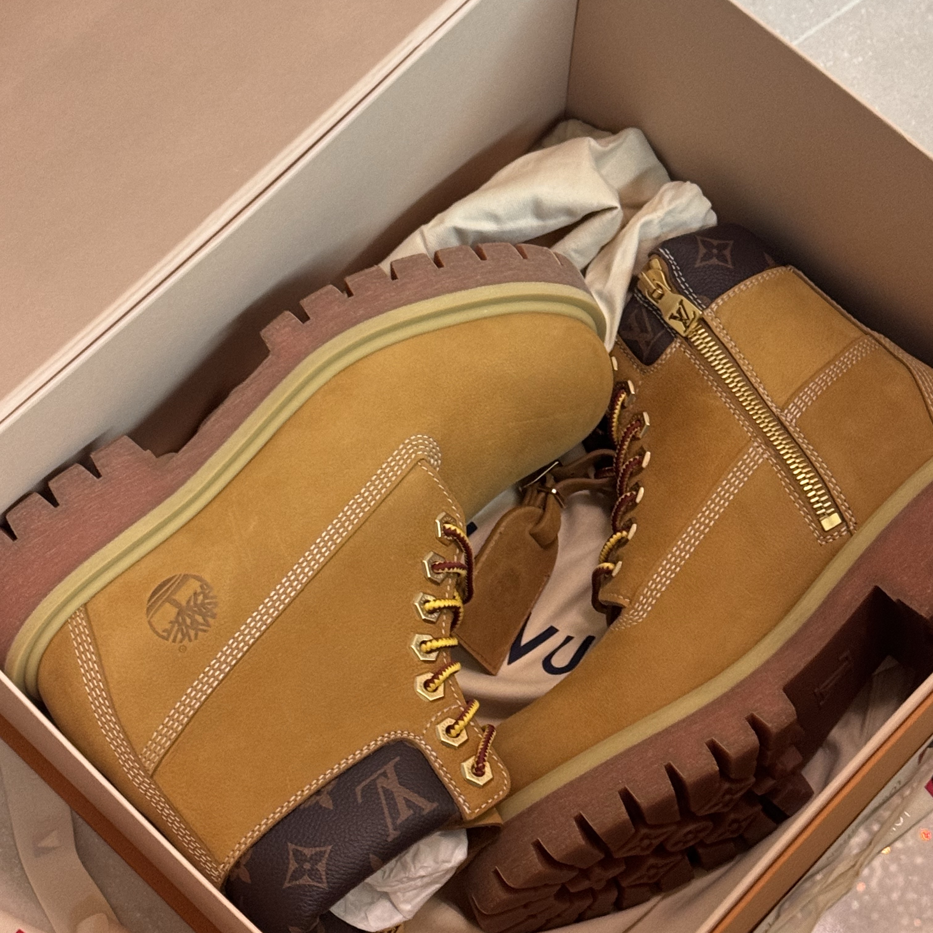 Louis Vuitton x Timberland 6 Inch Ankle Boot Beige, Louis Vuitton x Timberland Ankle Boot Beige 착용 스타일 - 2