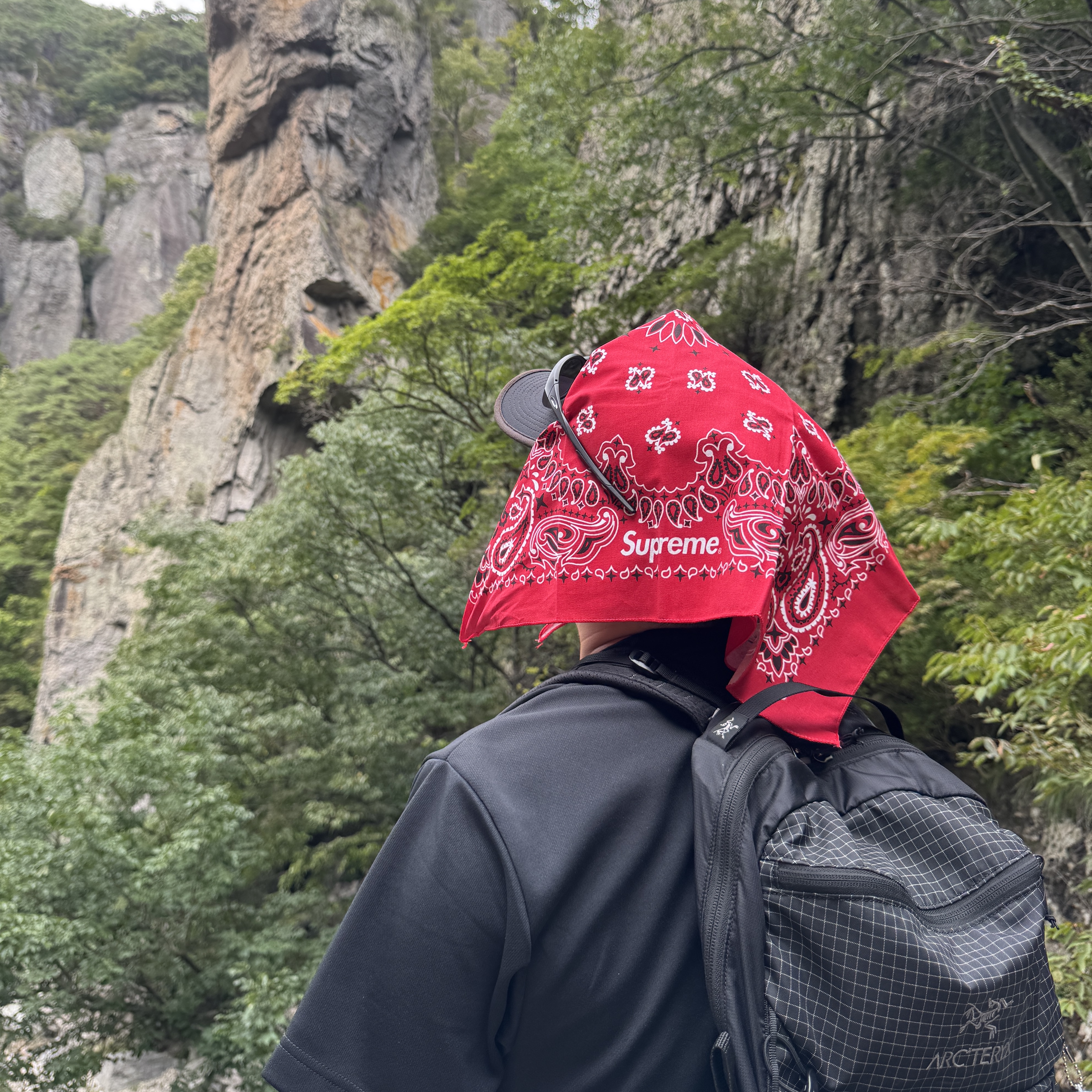 Supreme Hav-A-Hank Bandanas Multicolor (Set of 3) - 24SS, Oakley Eye Jacket Redux Matte Black Frame Prizm Grey Lenses High Bridge Fit 착용 스타일 - 2