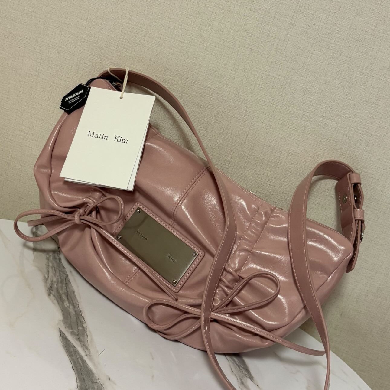 Matin Kim Half Shirring Ribbon Round Bag Pink 착용 스타일