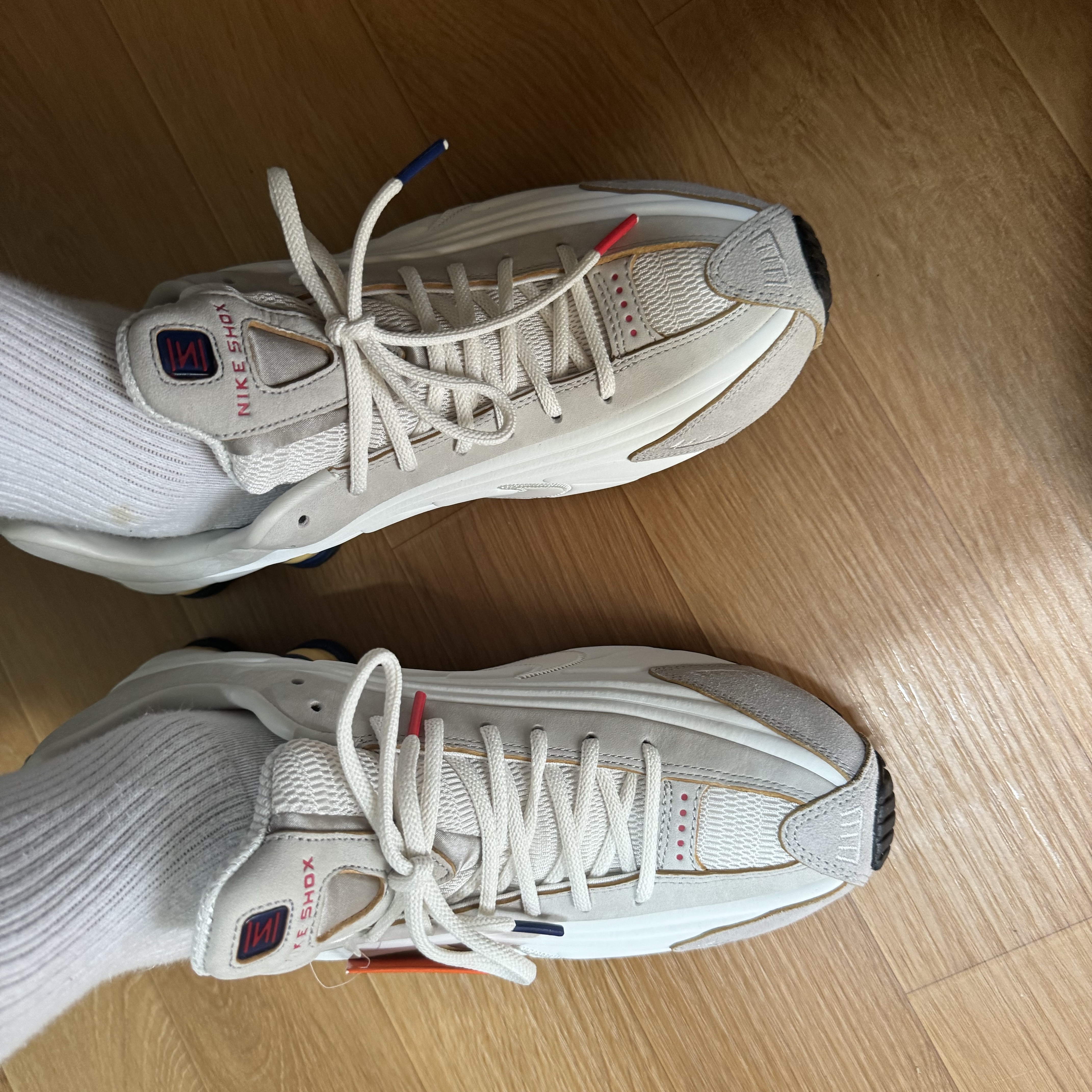 Nike Shox R4 PRM Light Iron Ore and Phantom 착용 스타일 - 4