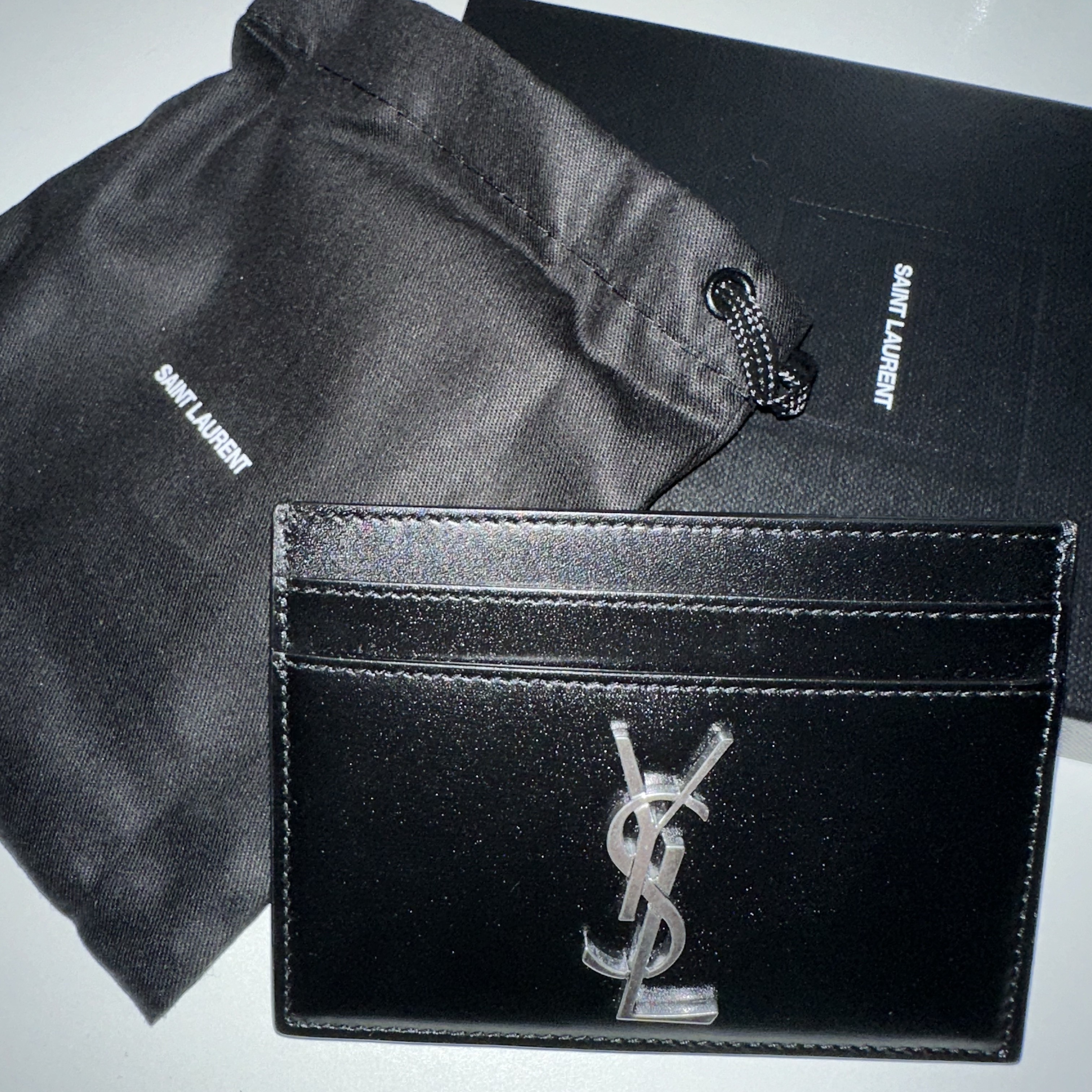 Saint Laurent Monogram Card Case in Smooth Leather Black 착용 스타일 - 1