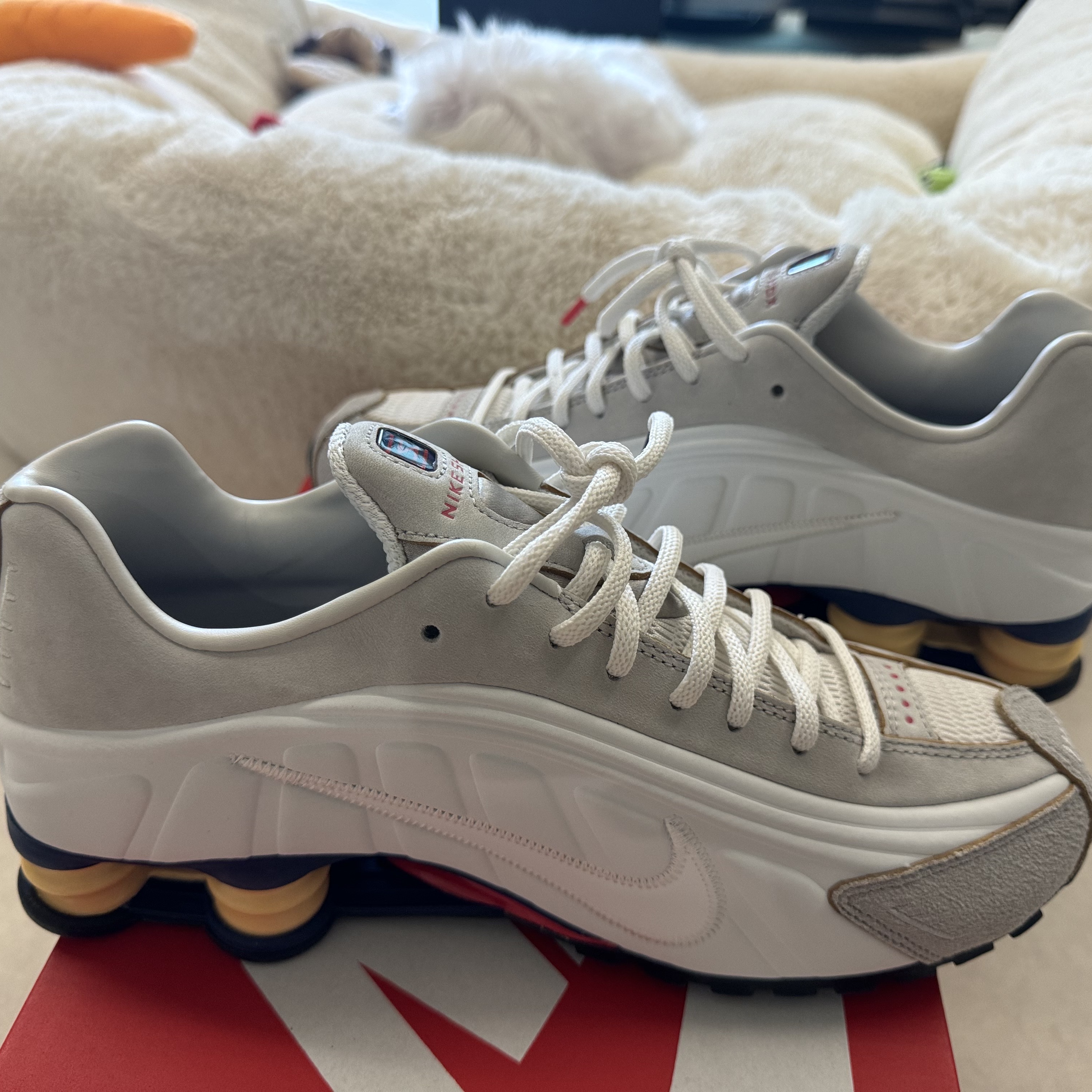 Nike Shox R4 PRM Light Iron Ore and Phantom 착용 스타일 - 5