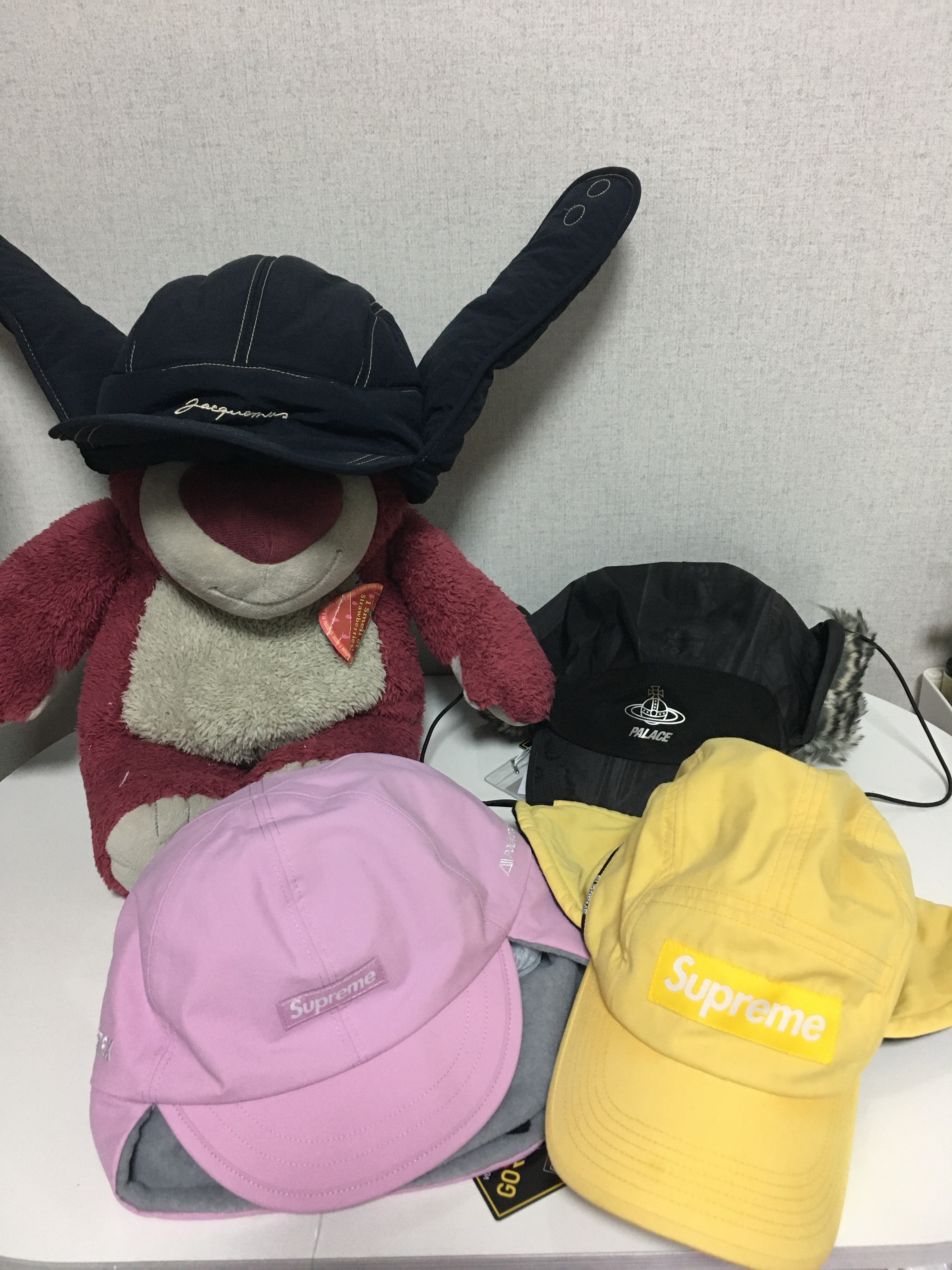 Supreme Packable Earflap Camp Cap Yellow - 22FW, Palace x Vivienne Westwood Gore-Tex Shooting Cap Mono Print - 24FW 착용 스타일