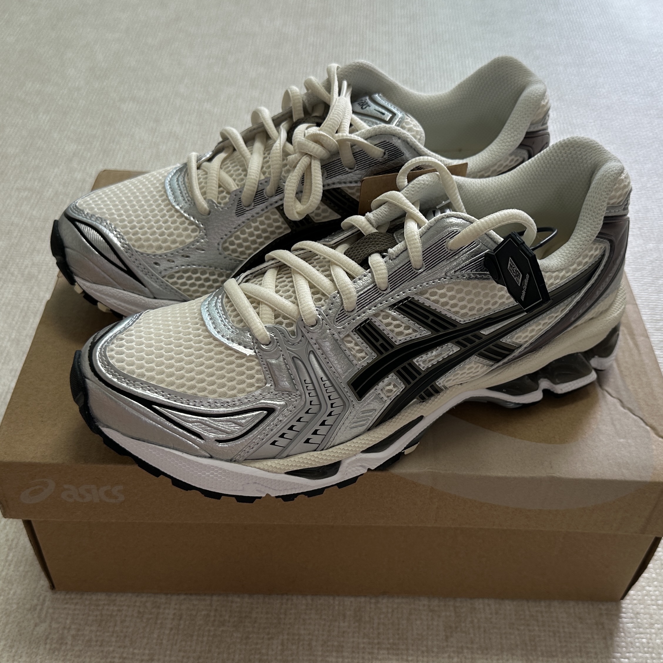 Asics Gel-Kayano 14 Cream Black 착용 스타일 - 4