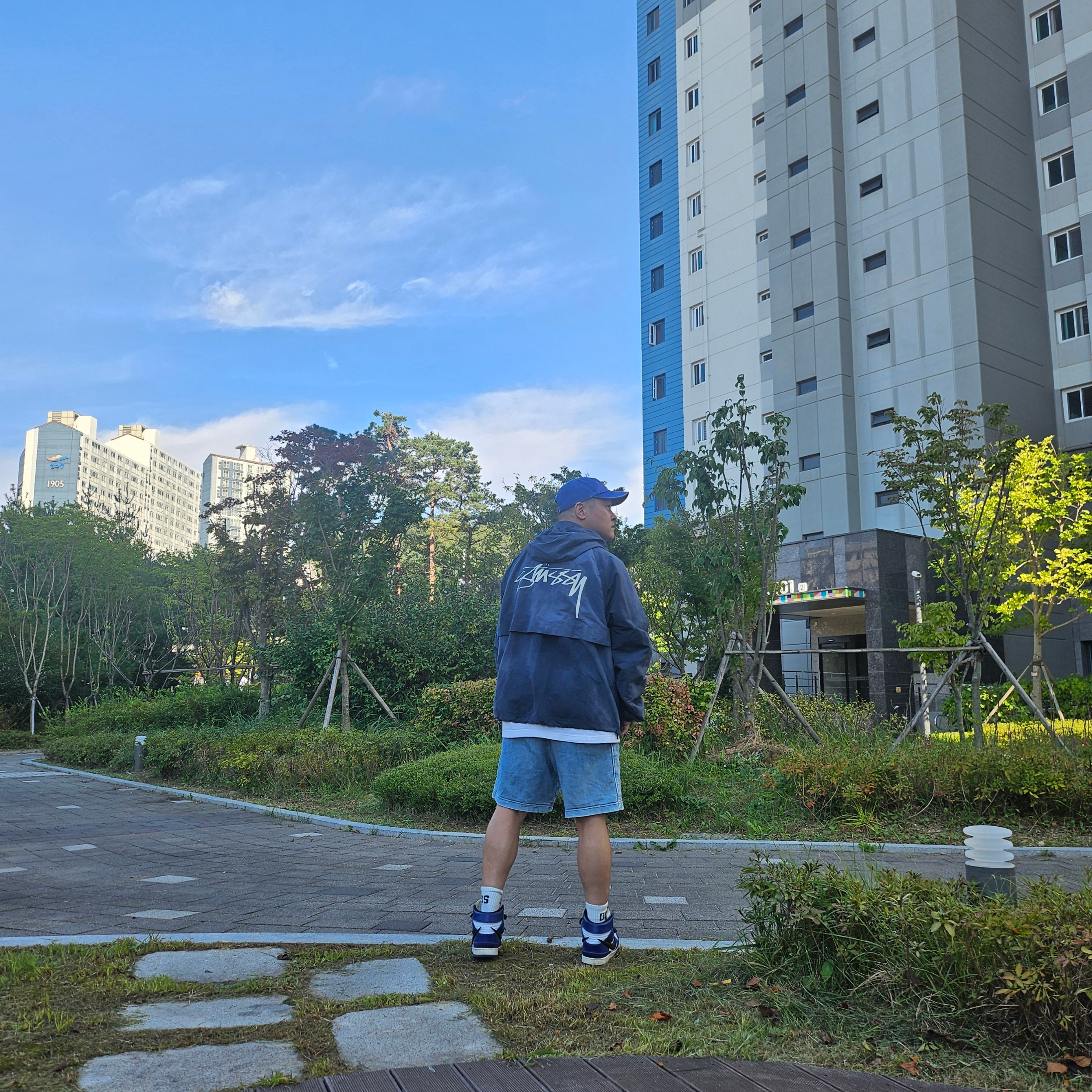 Stussy Wave Dye Beach Shell Jacket Navy, Nike x Ambush Dunk High Deep Royal Blue 착용 스타일 - 4