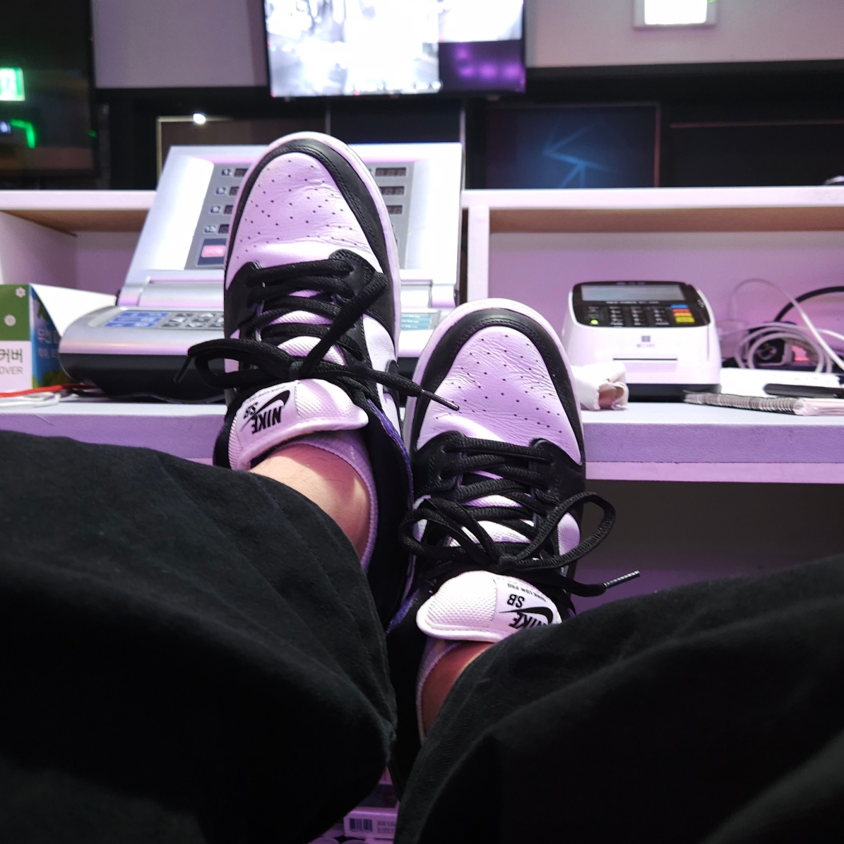 Nike SB Dunk Low Pro Court Purple 착용 스타일 - 3