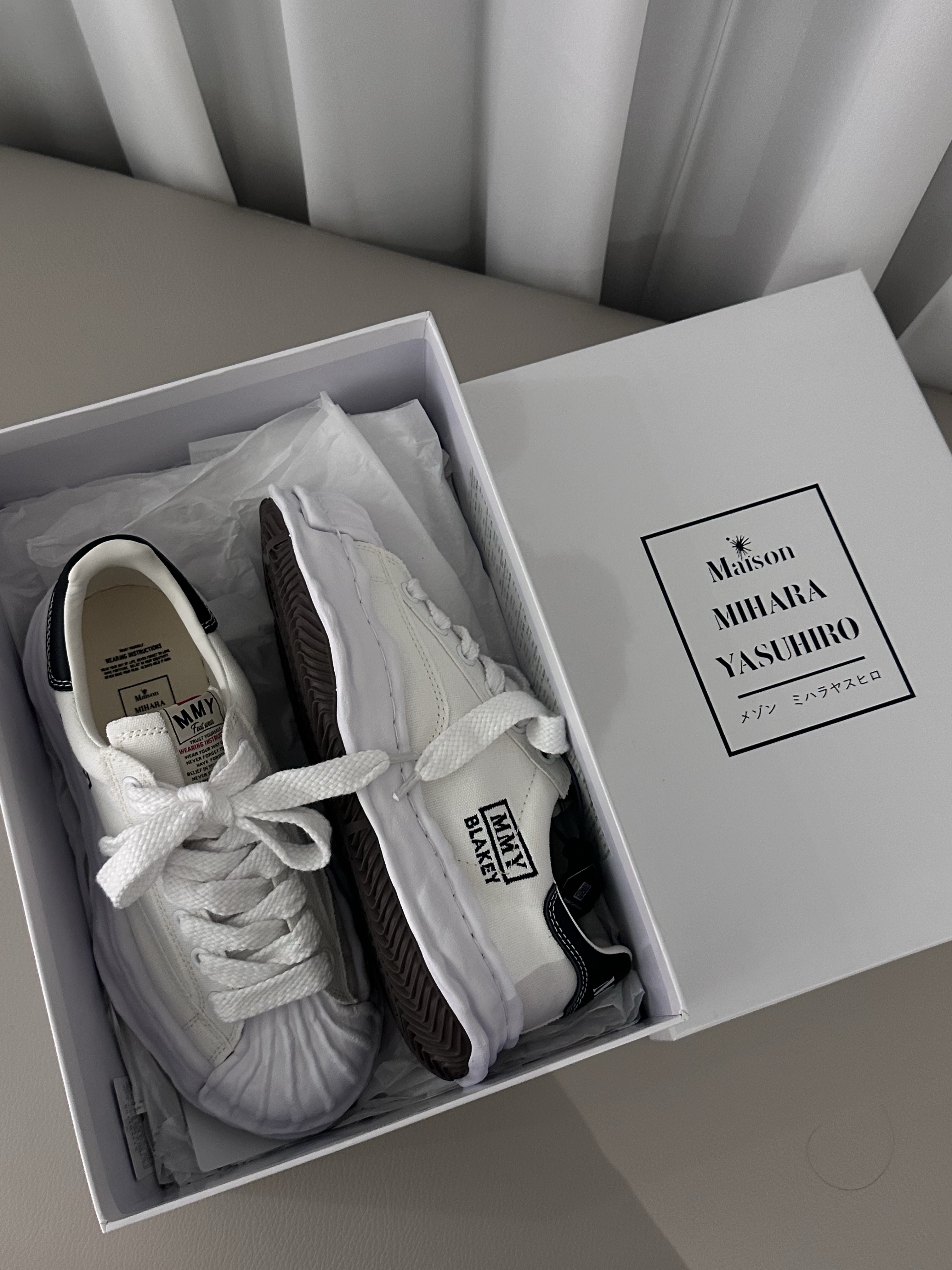 Maison Mihara Yasuhiro Blakey OG Sole Canvas Low-top Sneakers White 착용 스타일 - 1