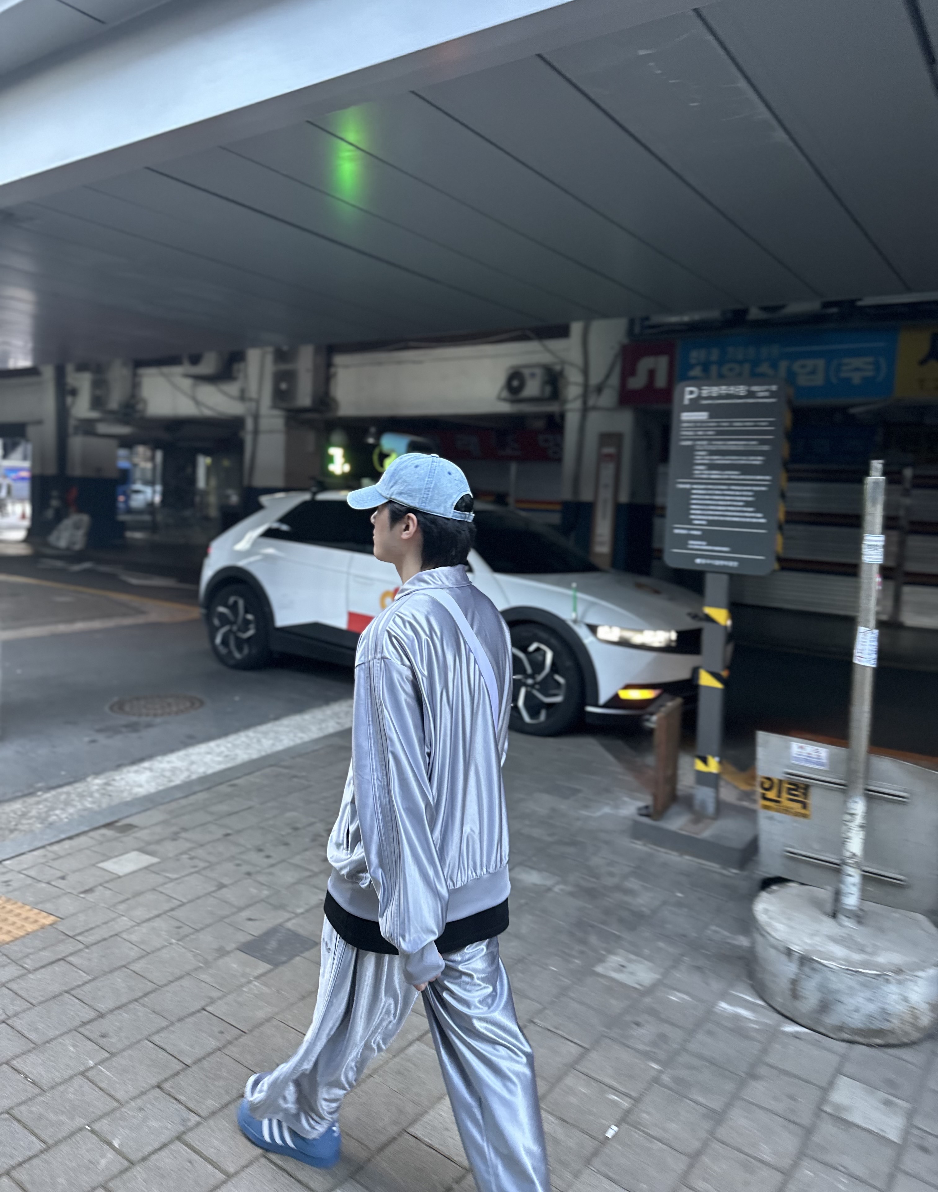 True Religion True Cap Indigo, Adidas x Kseniaschnaider Shoebox Bag Blue Bird 착용 스타일 - 2