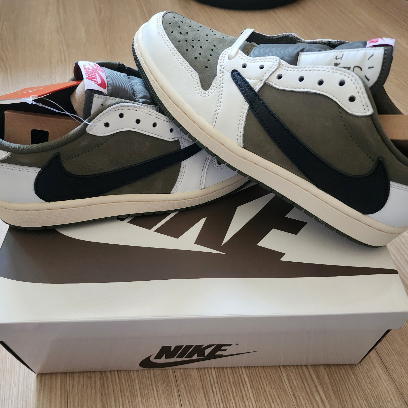 Jordan 1 x Travis Scott Retro Low OG SP Reverse Olive 착용 스타일