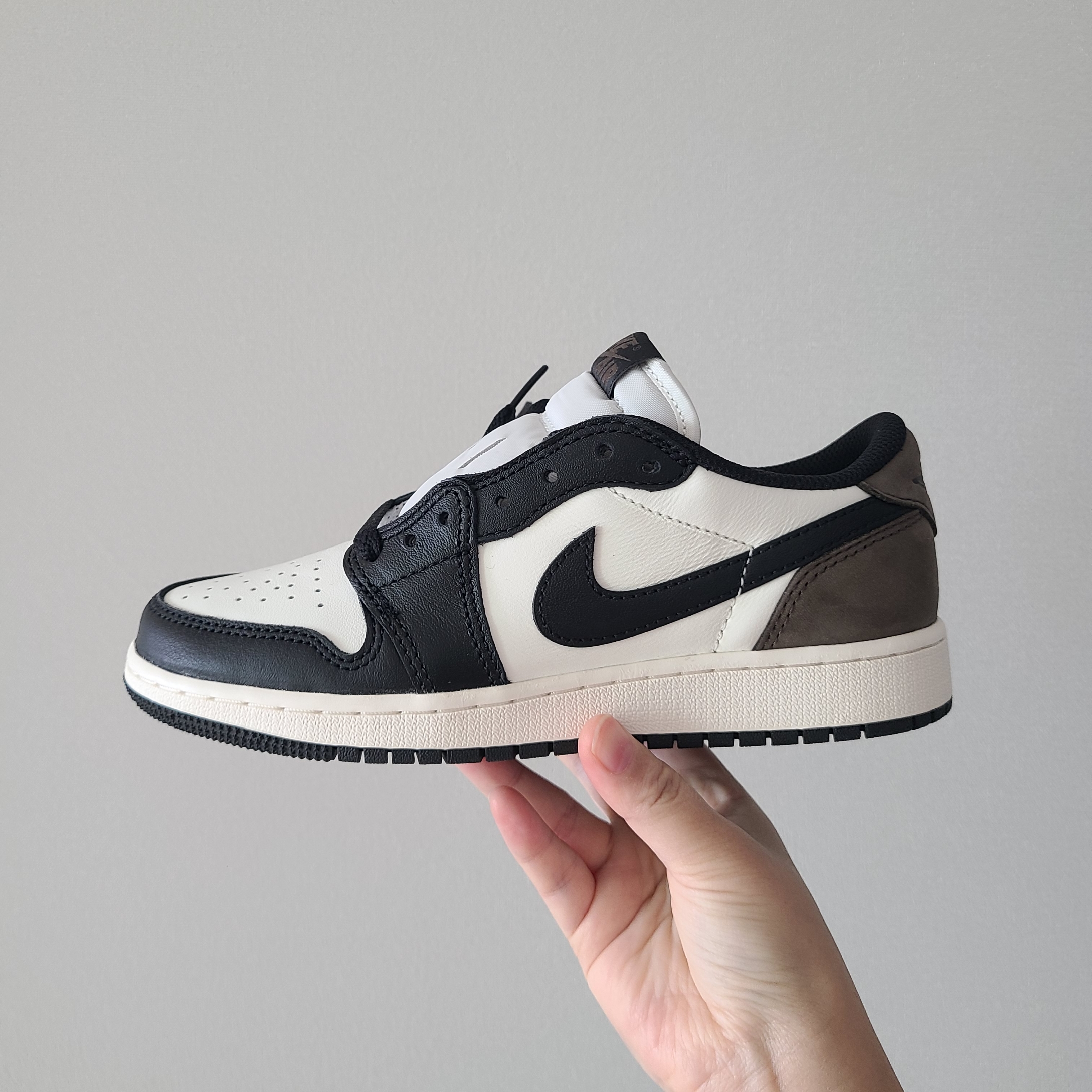 (GS) Jordan 1 Retro Low OG Mocha 착용 스타일 - 2