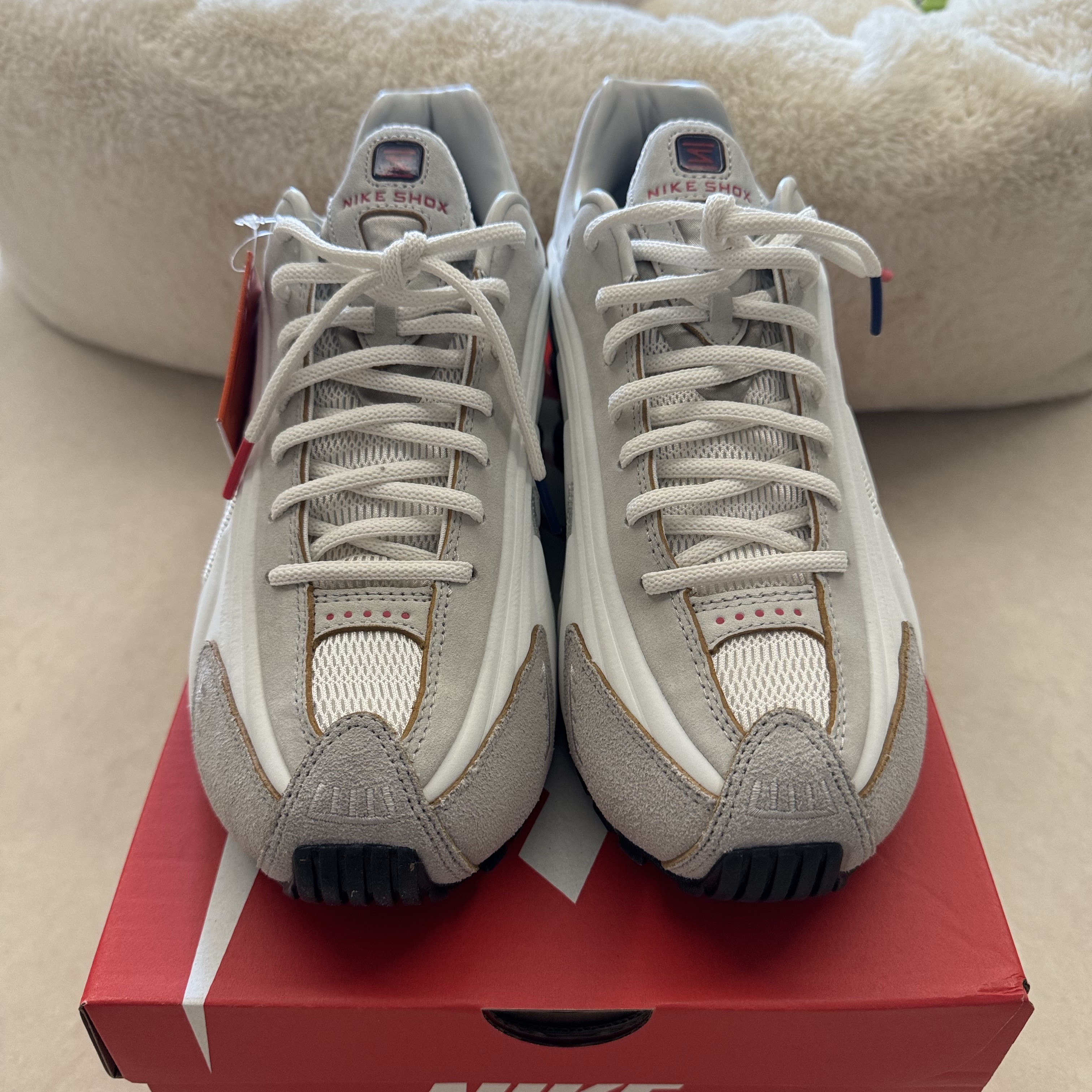 Nike Shox R4 PRM Light Iron Ore and Phantom 착용 스타일 - 2