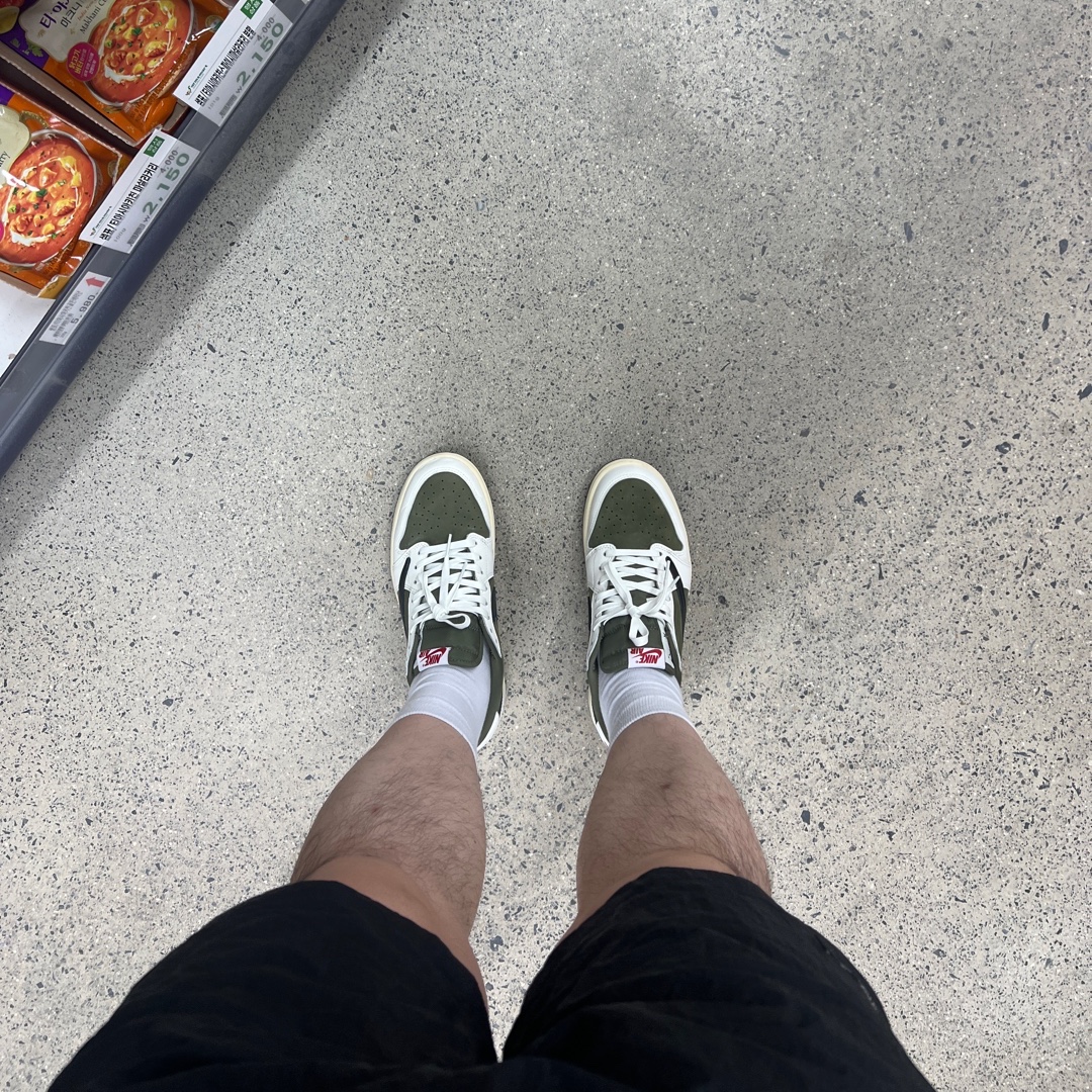 Jordan 1 x Travis Scott Retro Low OG SP Reverse Olive 착용 스타일 - 2