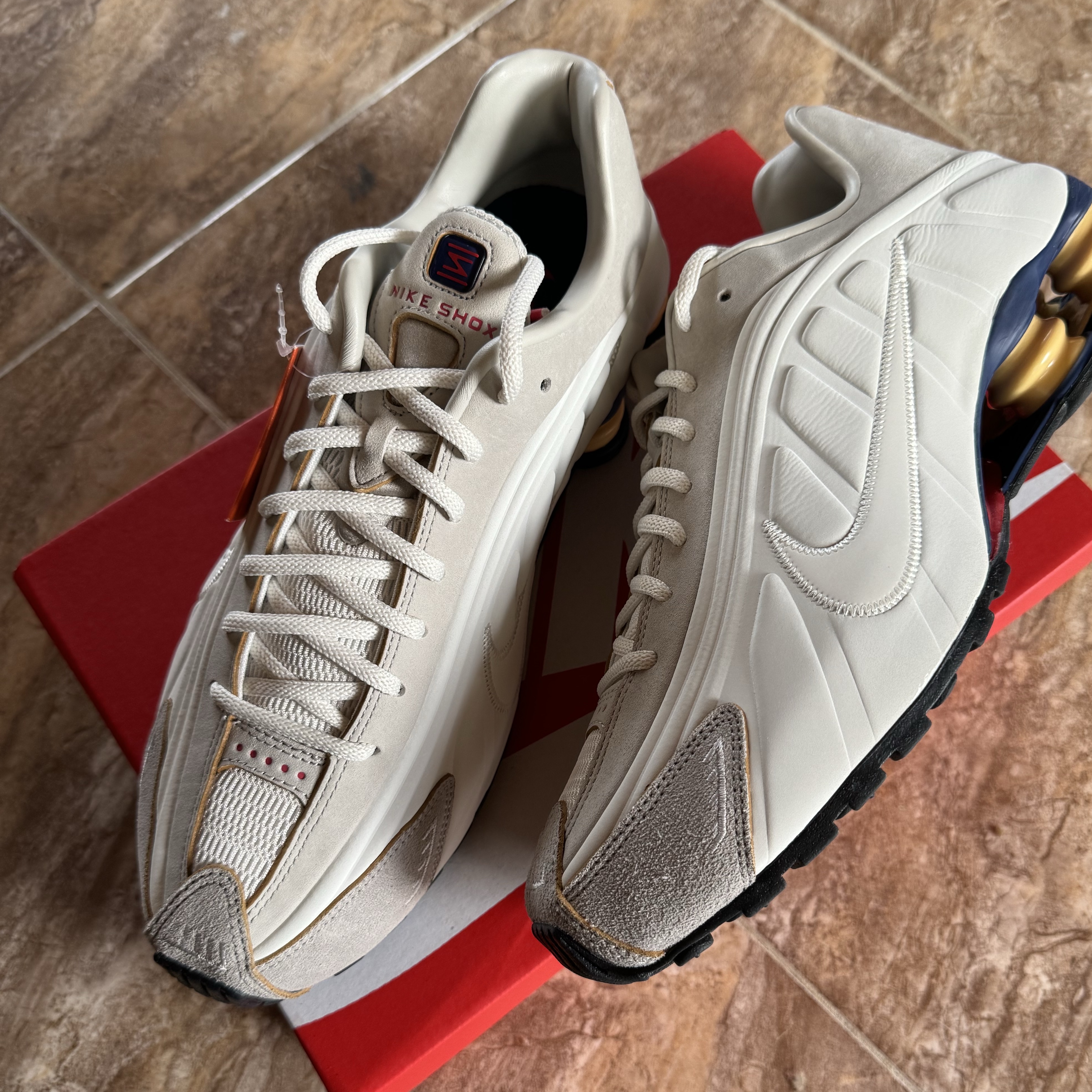 Nike Shox R4 PRM Light Iron Ore and Phantom 착용 스타일 - 1