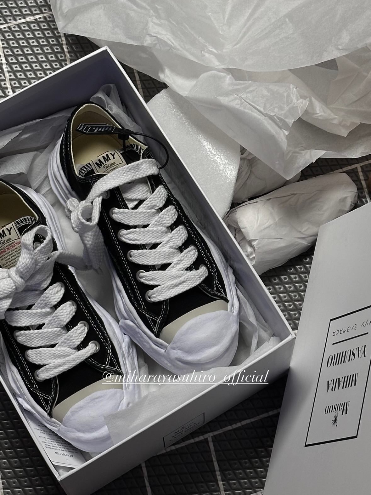 Maison Mihara Yasuhiro Hank OG Sole Canvas Low-top Sneakers Black 착용 스타일 - 1