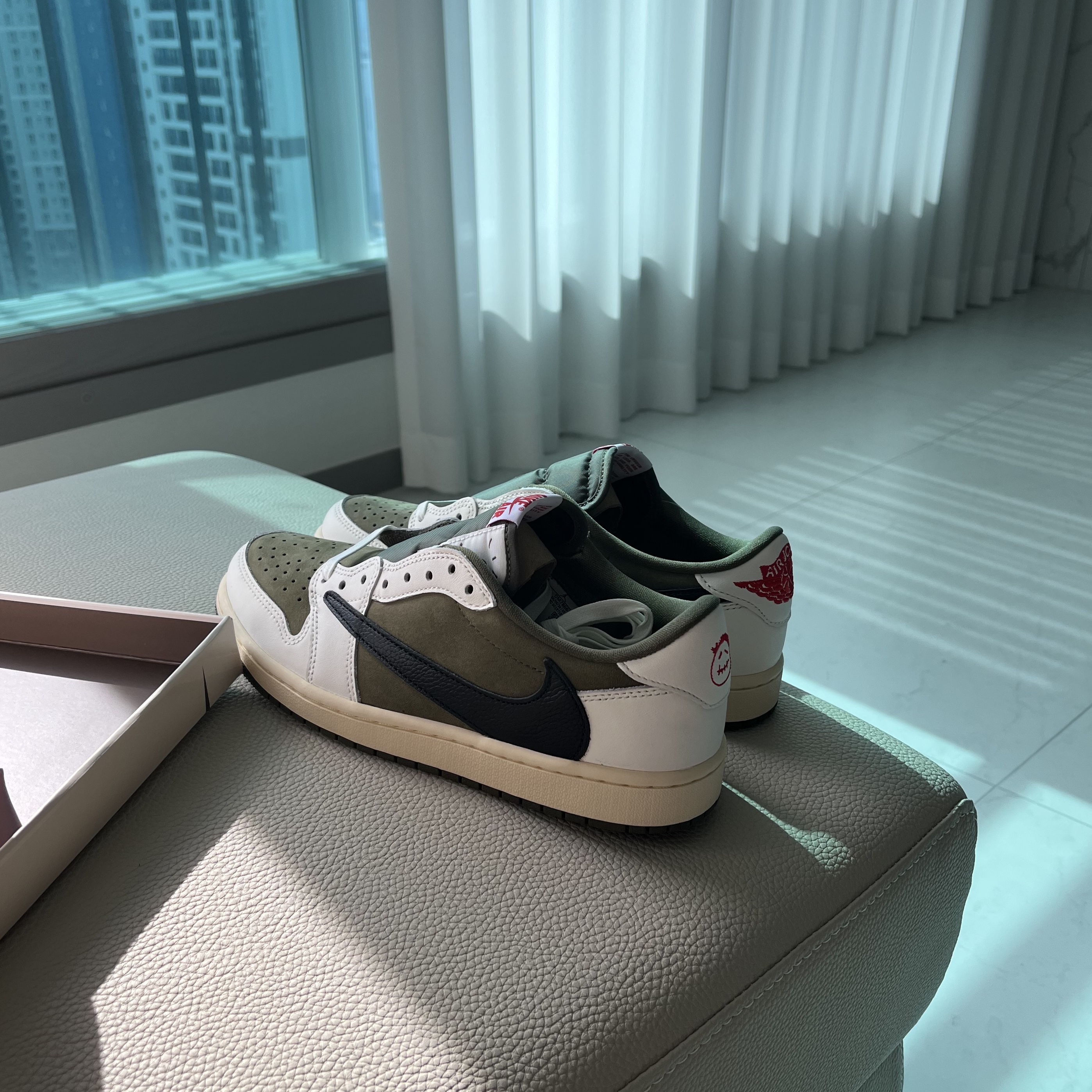Jordan 1 x Travis Scott Retro Low OG SP Reverse Olive 착용 스타일