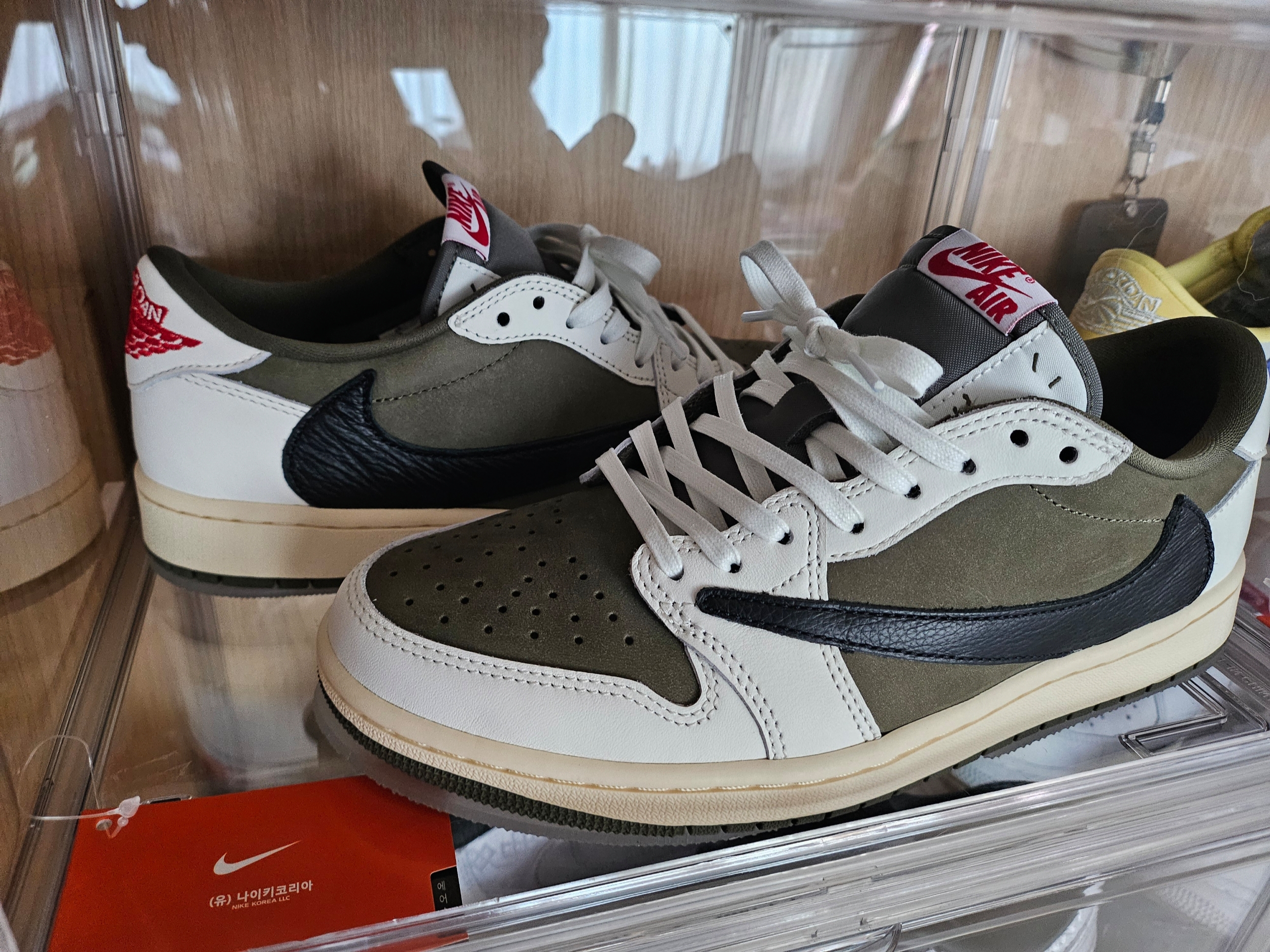 Jordan 1 x Travis Scott Retro Low OG SP Reverse Olive 착용 스타일