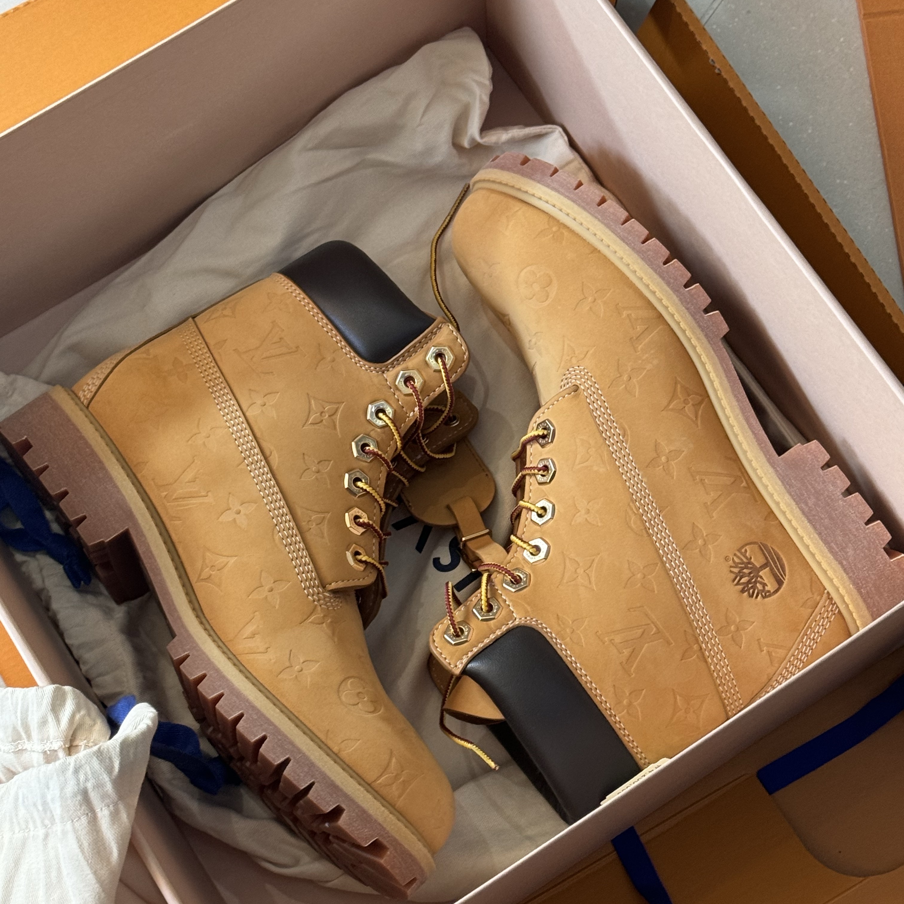 Louis Vuitton x Timberland 6 Inch Ankle Boot Beige, Louis Vuitton x Timberland Ankle Boot Beige 착용 스타일 - 1